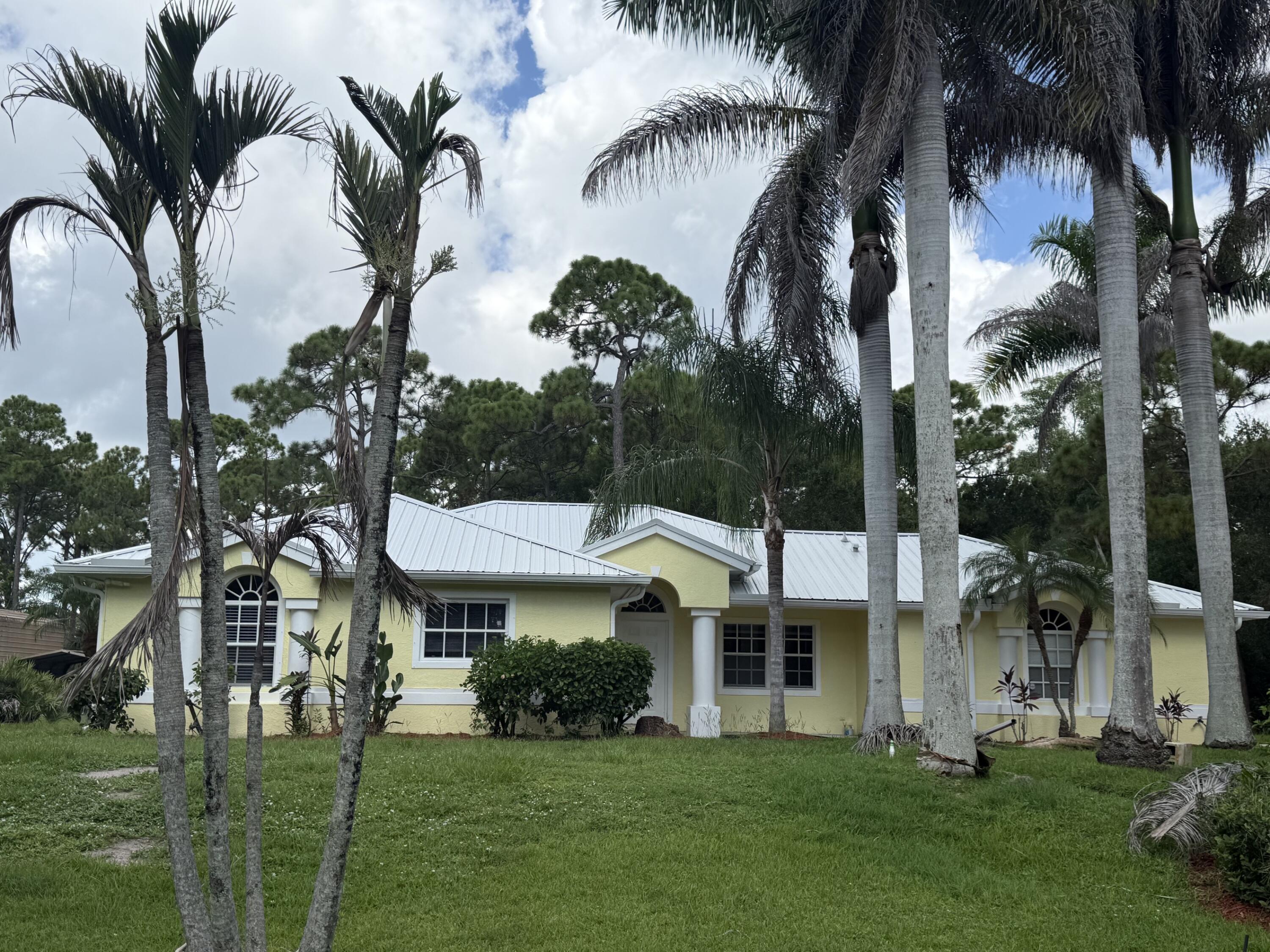 Foto de propiedad en 5707 Silver Oak Drive, Fort Pierce, FL 34982 Fort Pierce con MLS# 