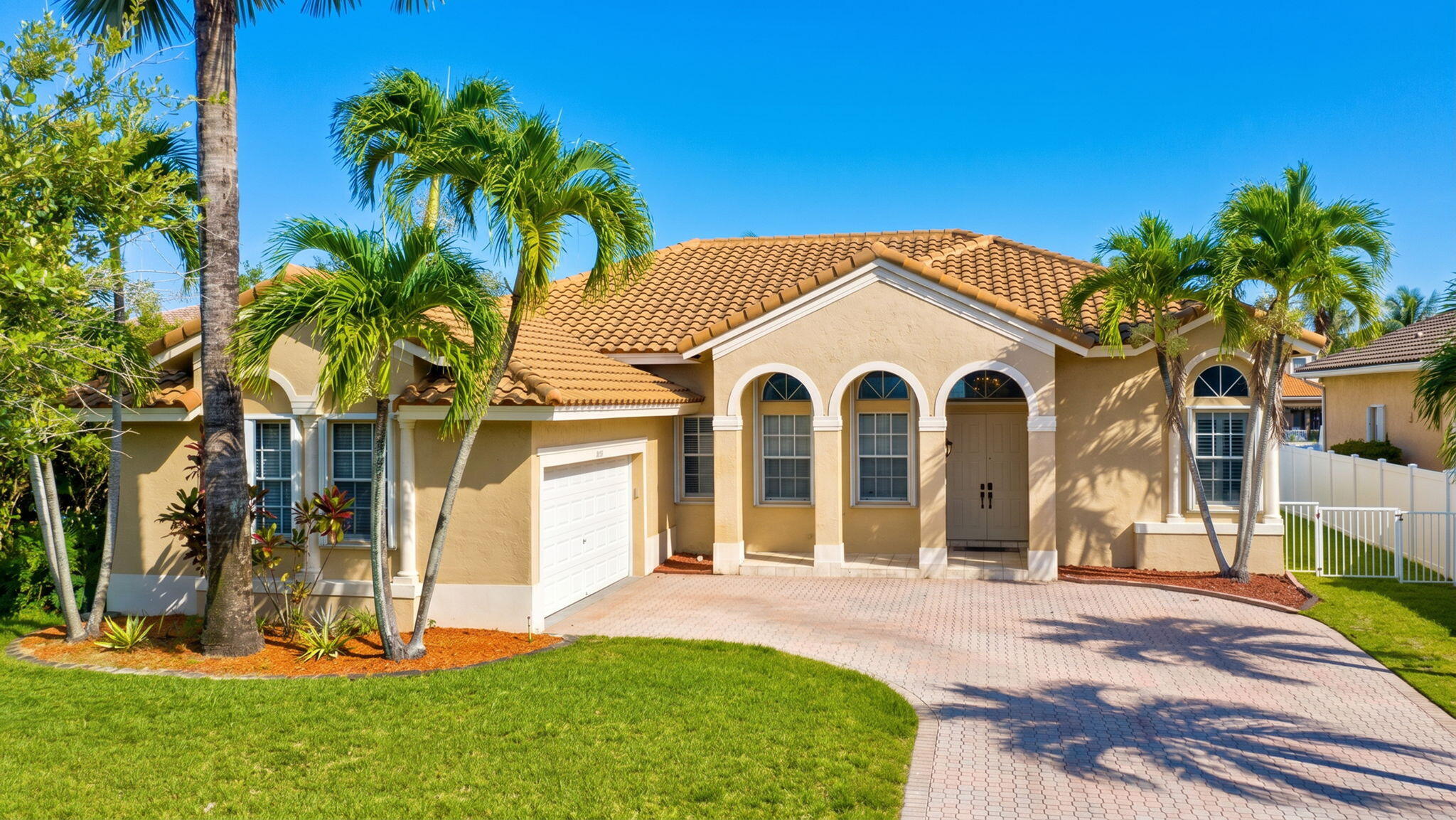 Foto de propiedad en 16483 NW 12th Street, Pembroke Pines, FL 33028 Pembroke Pines con MLS# 