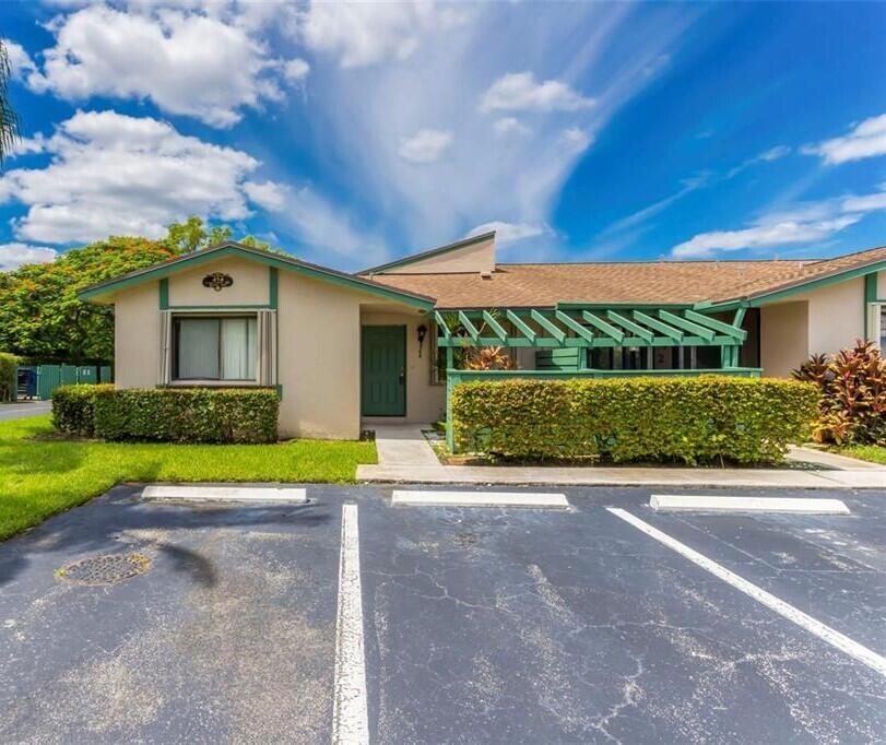 Foto de propiedad en 454 Lakeview Drive 1, Weston, FL 33326 Weston con MLS# 