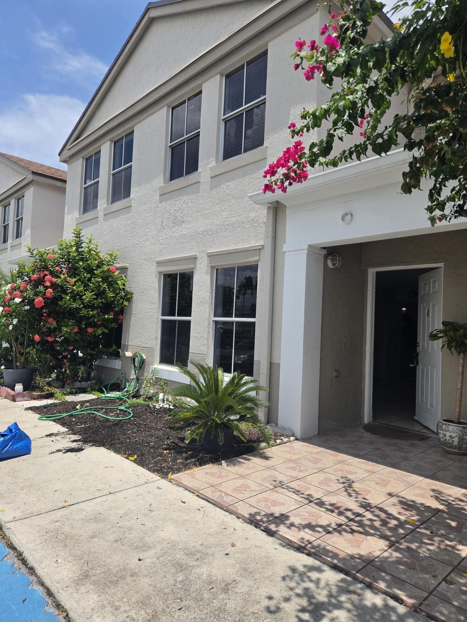 Foto de propiedad en 9187 Fontainebleau Boulevard 419, Miami, FL 33172 Miami con MLS# 