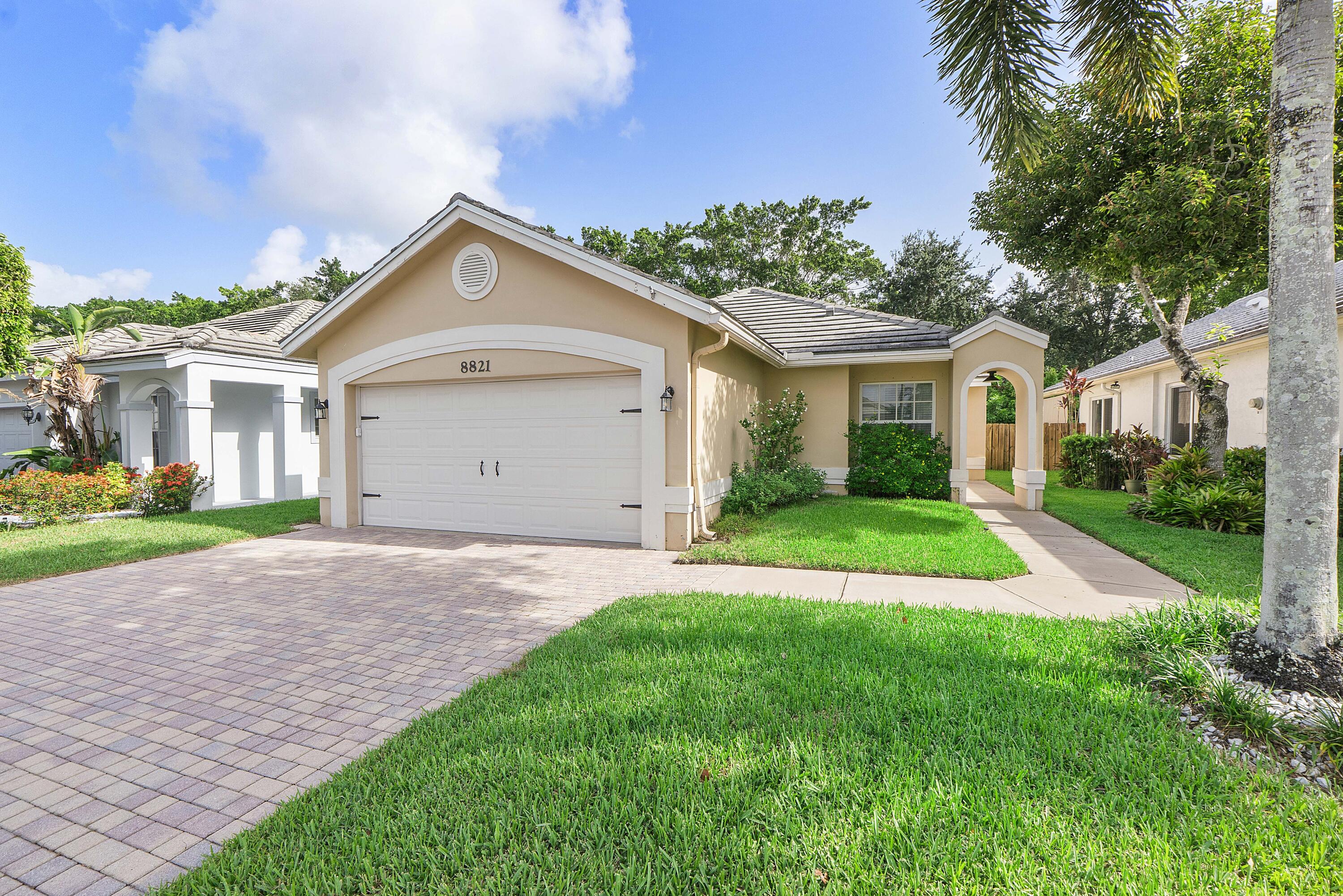 Foto de propiedad en 8821 Lake Park Circle N, Davie, FL 33328 Davie con MLS# 