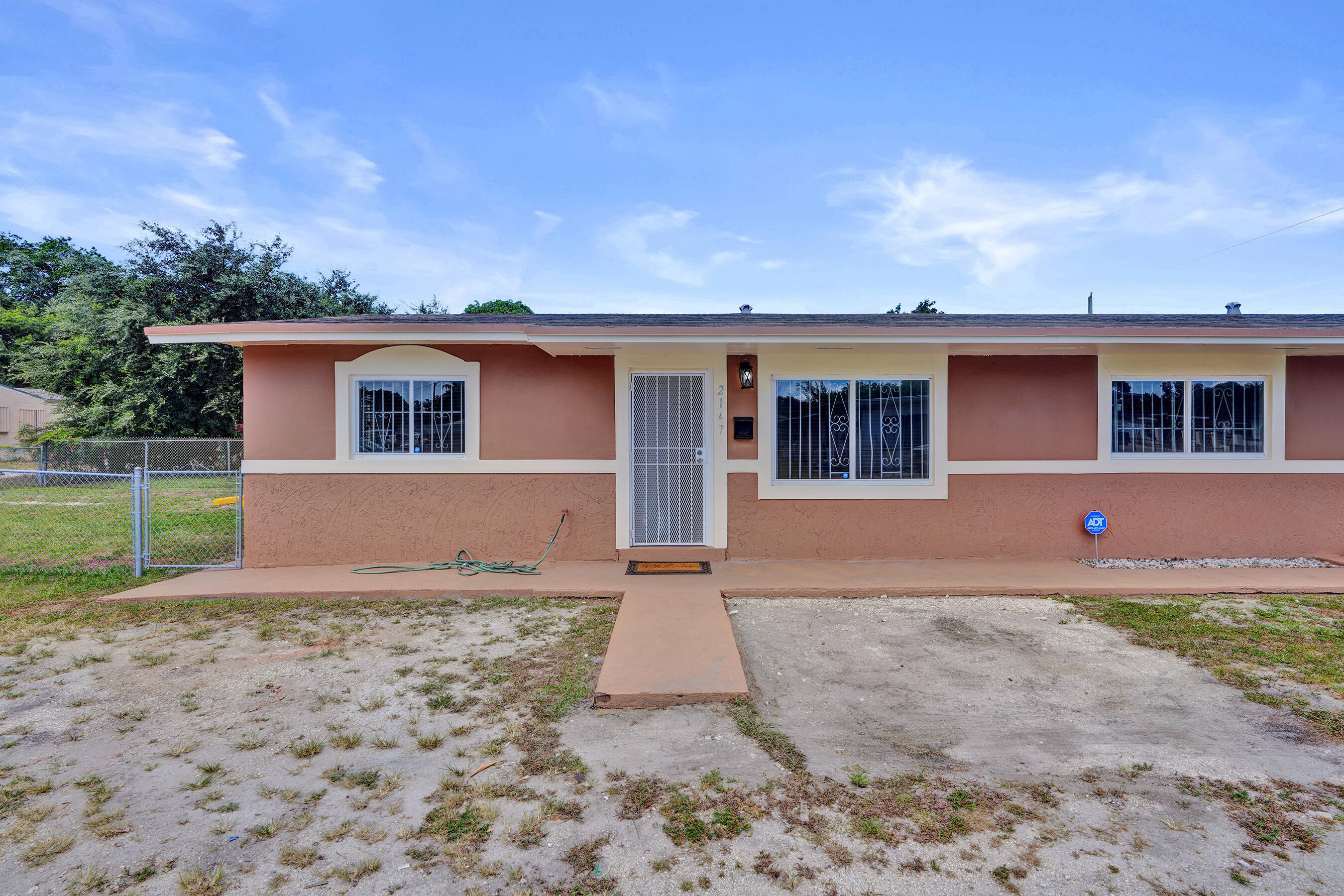 Foto de propiedad en 2147 NW 100th Street, Miami, FL 33147 Miami con MLS# 