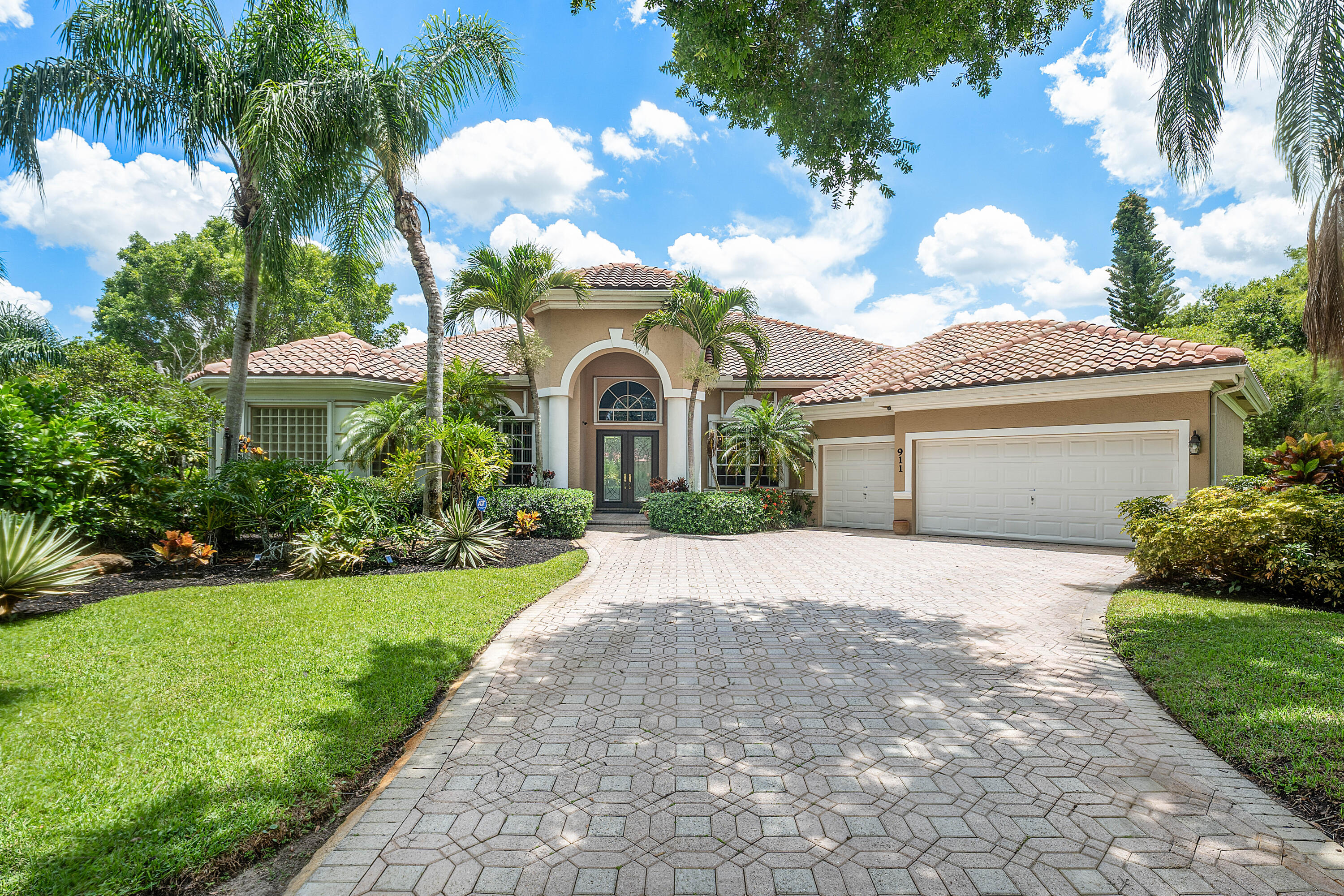 Foto de propiedad en 911 Forest Glen Lane, Wellington, FL 33414 Wellington con MLS# 