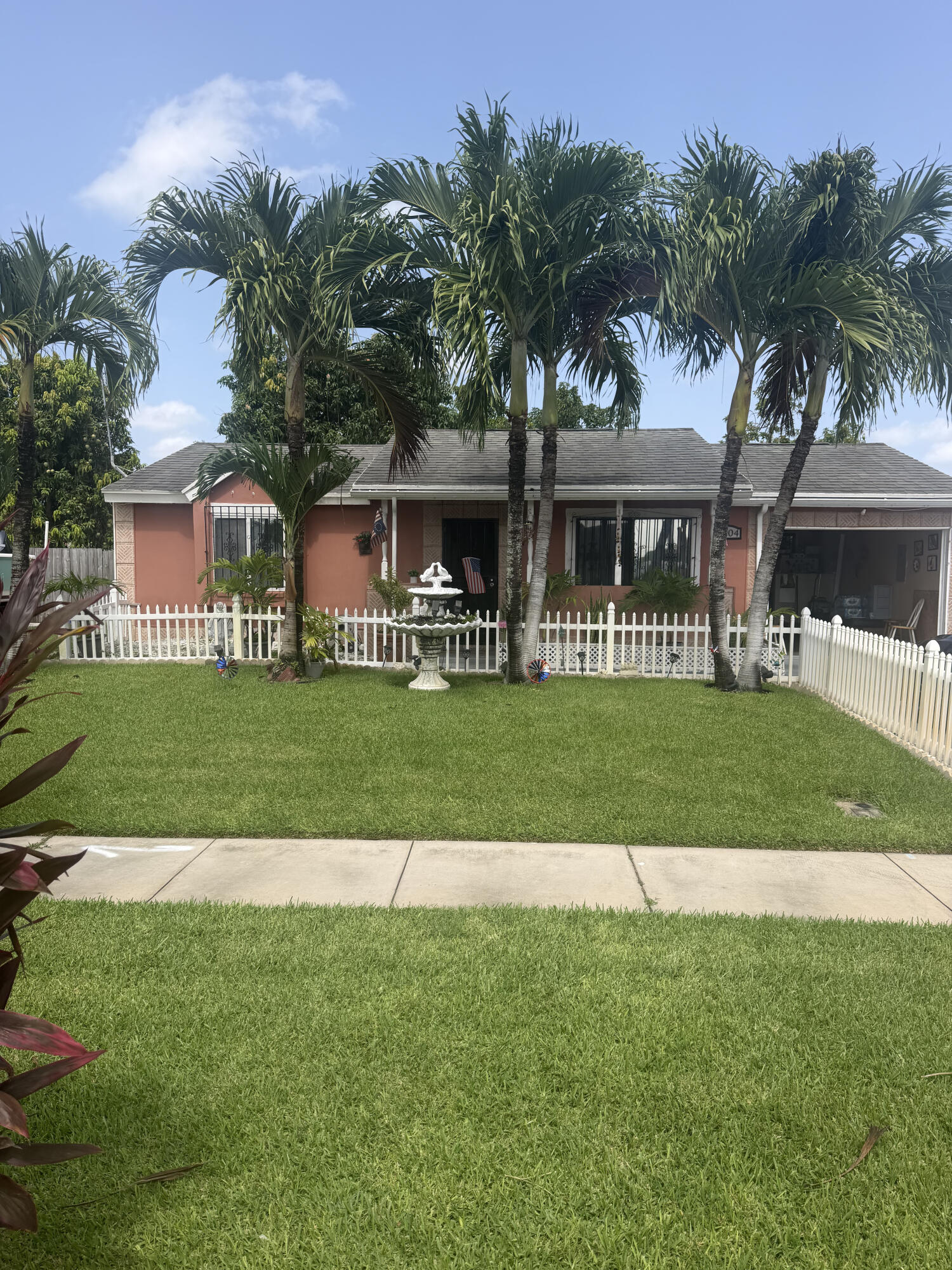 Foto de propiedad en 1304 Donwoods Lane, Royal Palm Beach, FL 33411 Royal Palm Beach con MLS# 