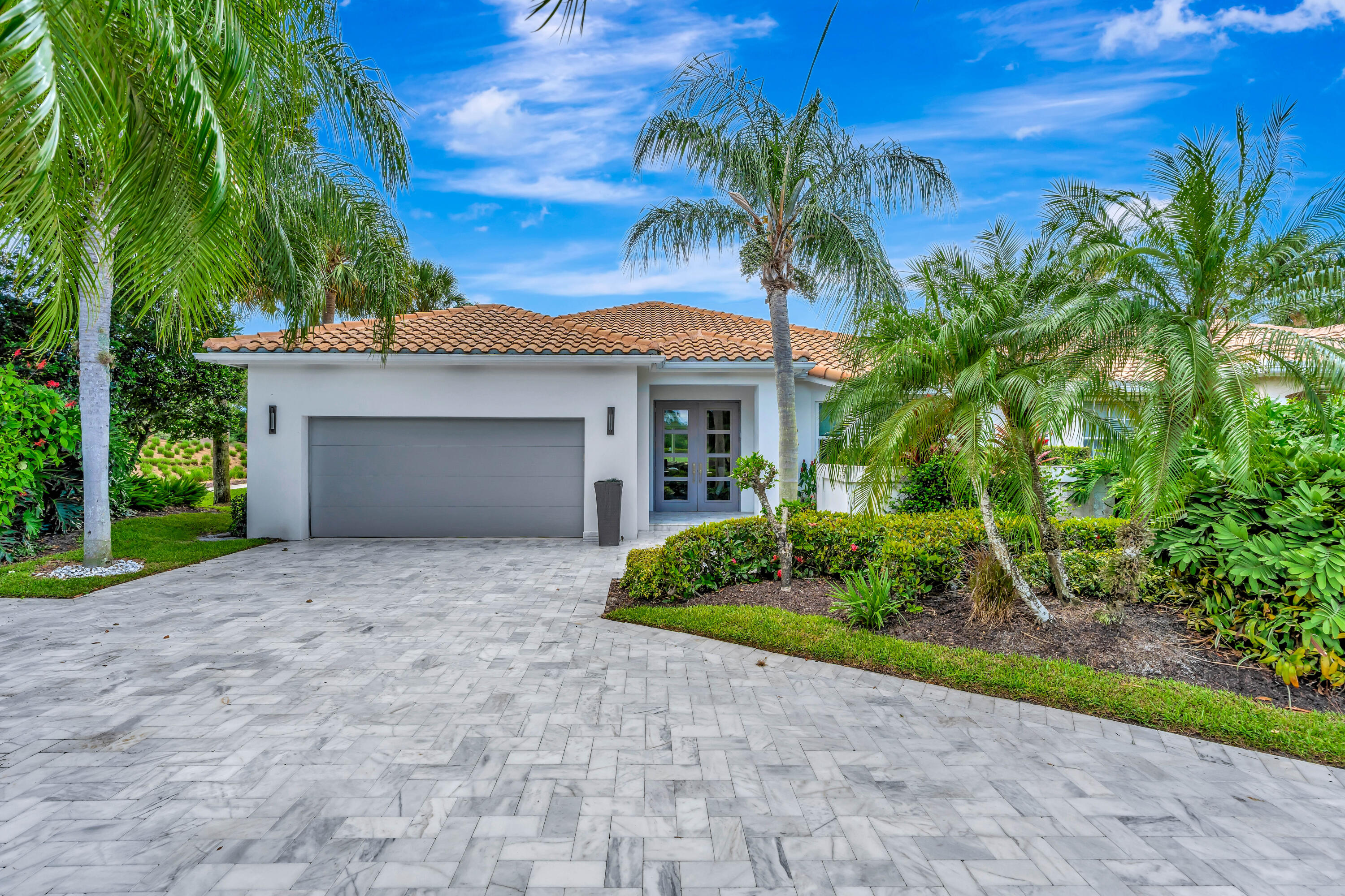 Foto de propiedad en 124 Golf Village Boulevard, Jupiter, FL 33458 Jupiter con MLS# 