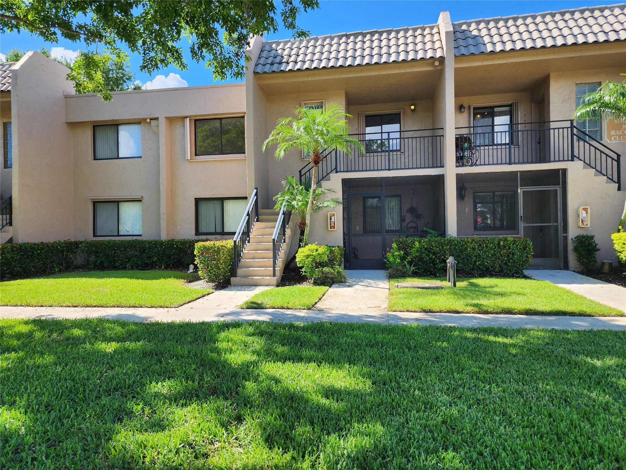 Foto de propiedad en 390 Racquet Club Road 204, Weston, FL 33326 Weston con MLS# 