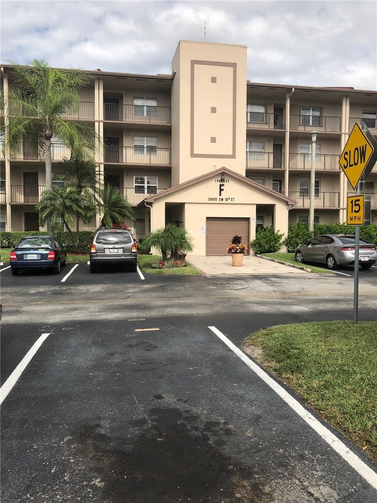 Foto de propiedad en 13455 SW 16th Court, Pembroke Pines, FL 33027 Pembroke Pines con MLS# 