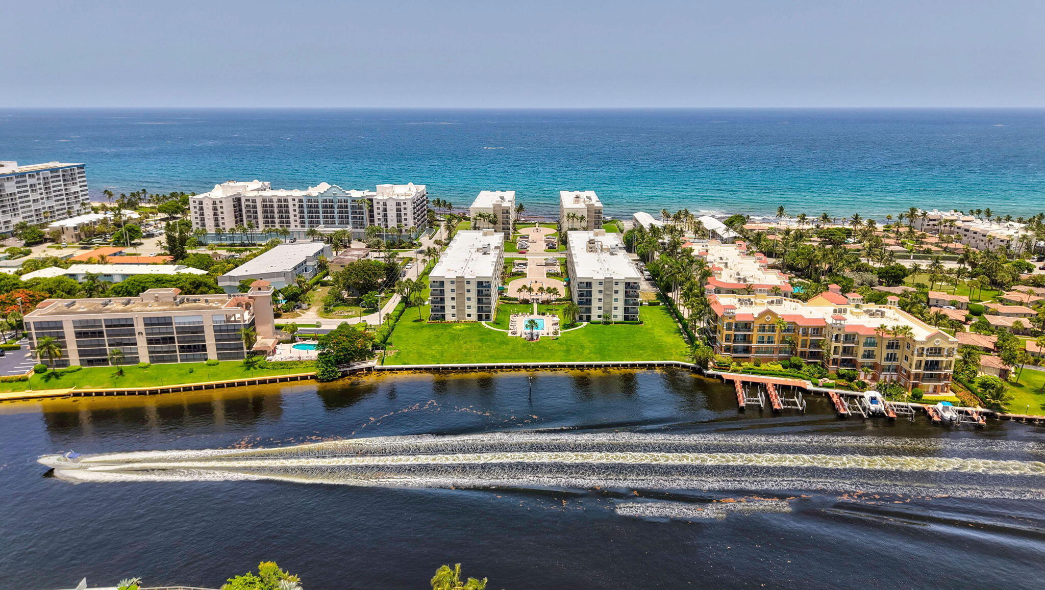Foto de propiedad en 1239 Hillsboro Mile 302, Hillsboro Beach, FL 33062 Hillsboro Beach con MLS# 
