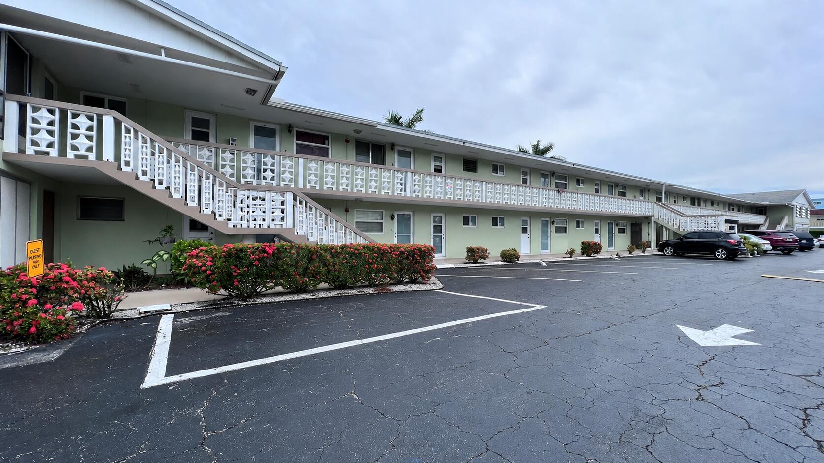 Foto de propiedad en 960 Crystal Lake Drive 104, Deerfield Beach, FL 33064 Deerfield Beach con MLS# 