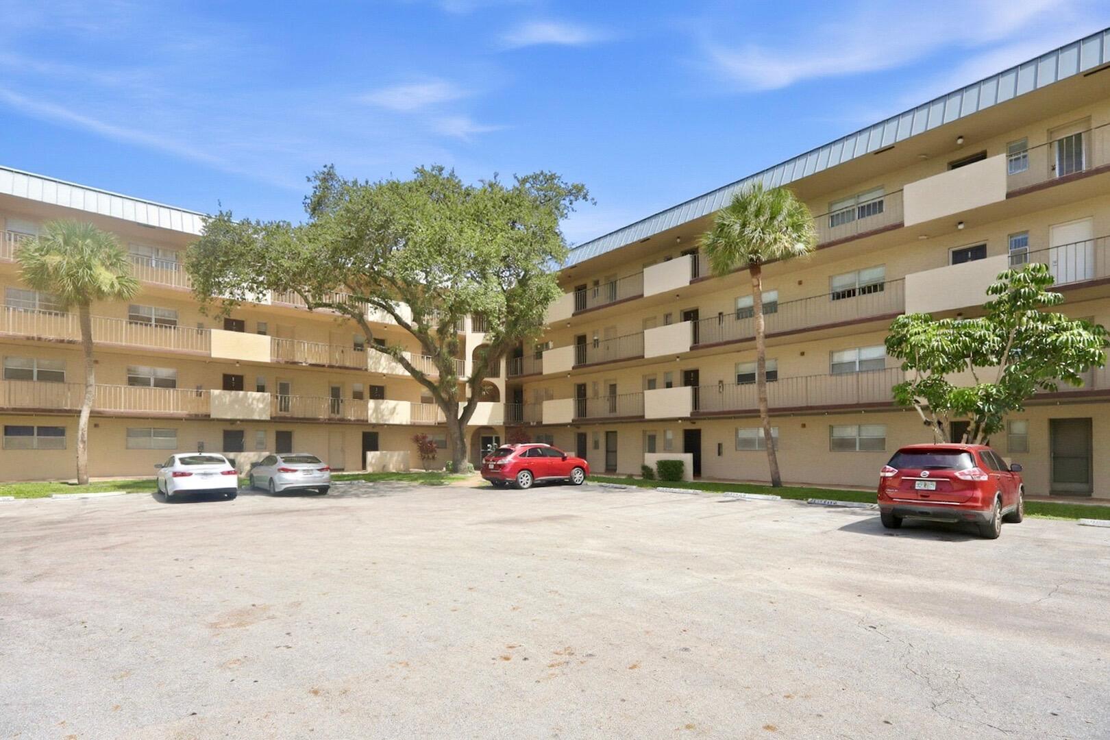 Foto de propiedad en 6301 N Falls Circle Drive 111, Lauderhill, FL 33319 Lauderhill con MLS# 