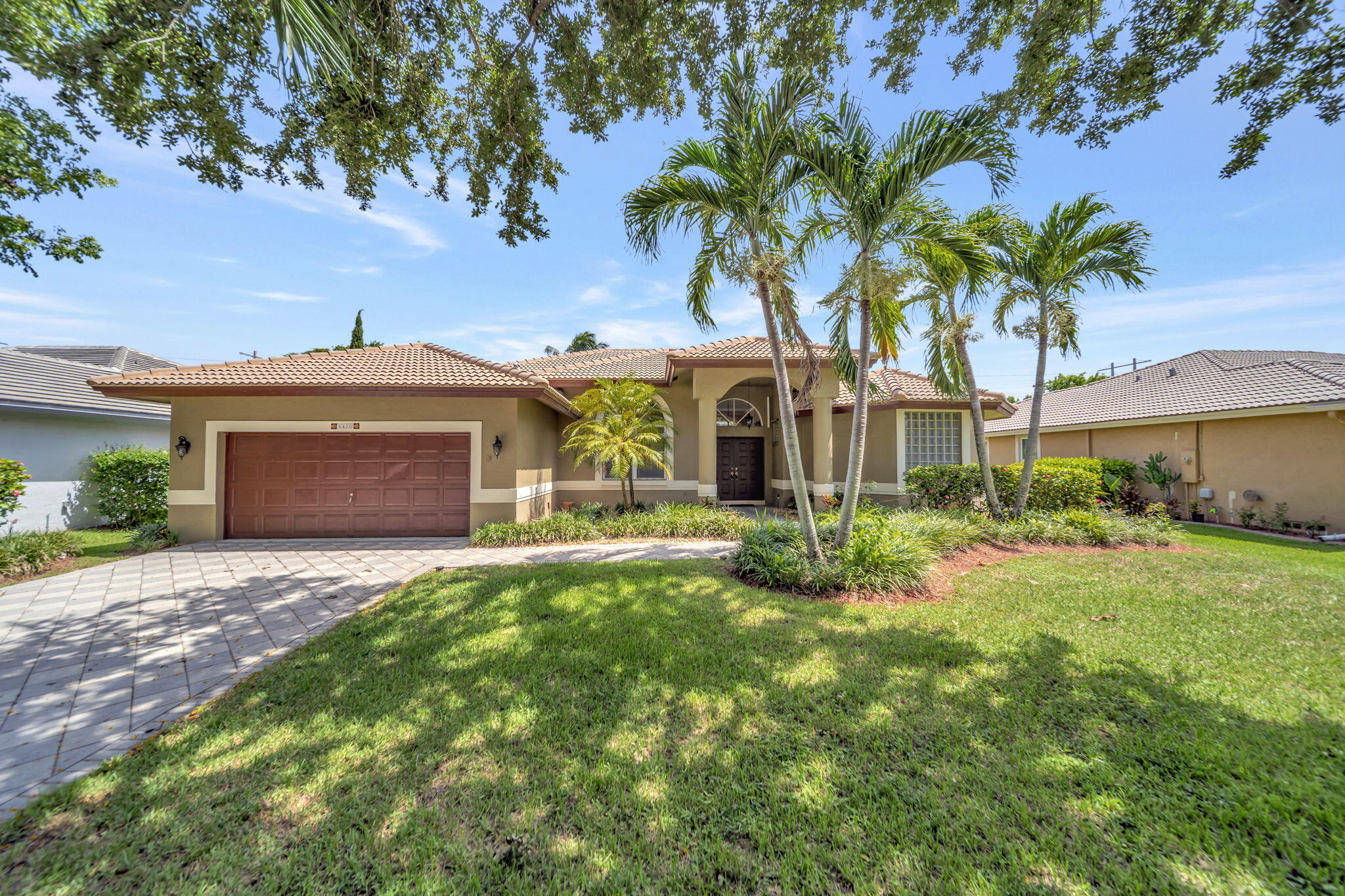 Foto de propiedad en 6420 NW 41st Street, Coral Springs, FL 33067 Coral Springs con MLS# 