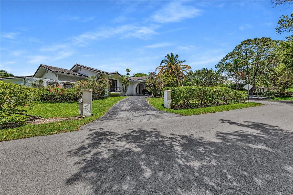 Foto de propiedad en 5901 SW 136th Street, Pinecrest, FL 33156 Pinecrest con MLS# 