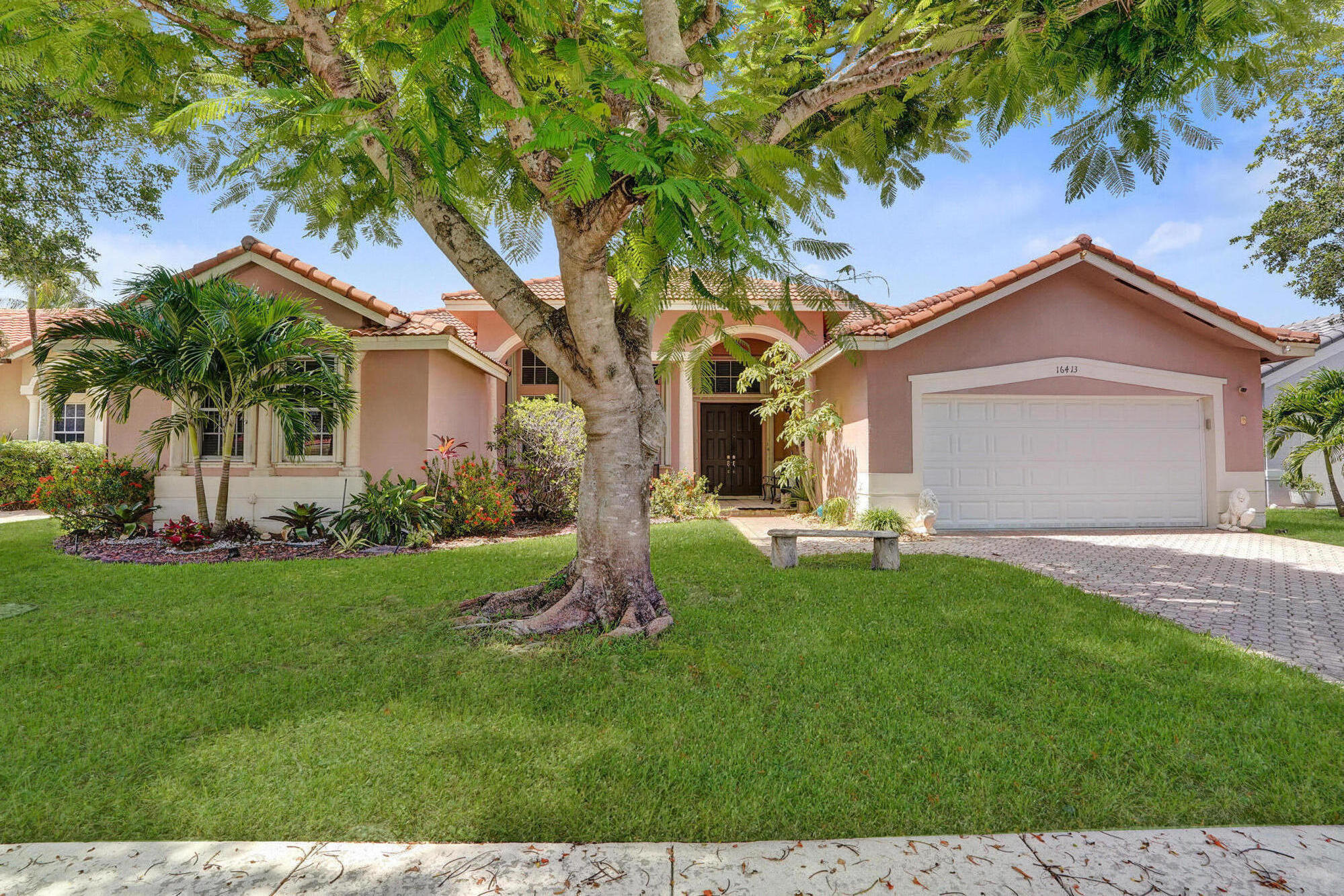 Foto de propiedad en 16413 NW 12th Street, Pembroke Pines, FL 33028 Pembroke Pines con MLS# 