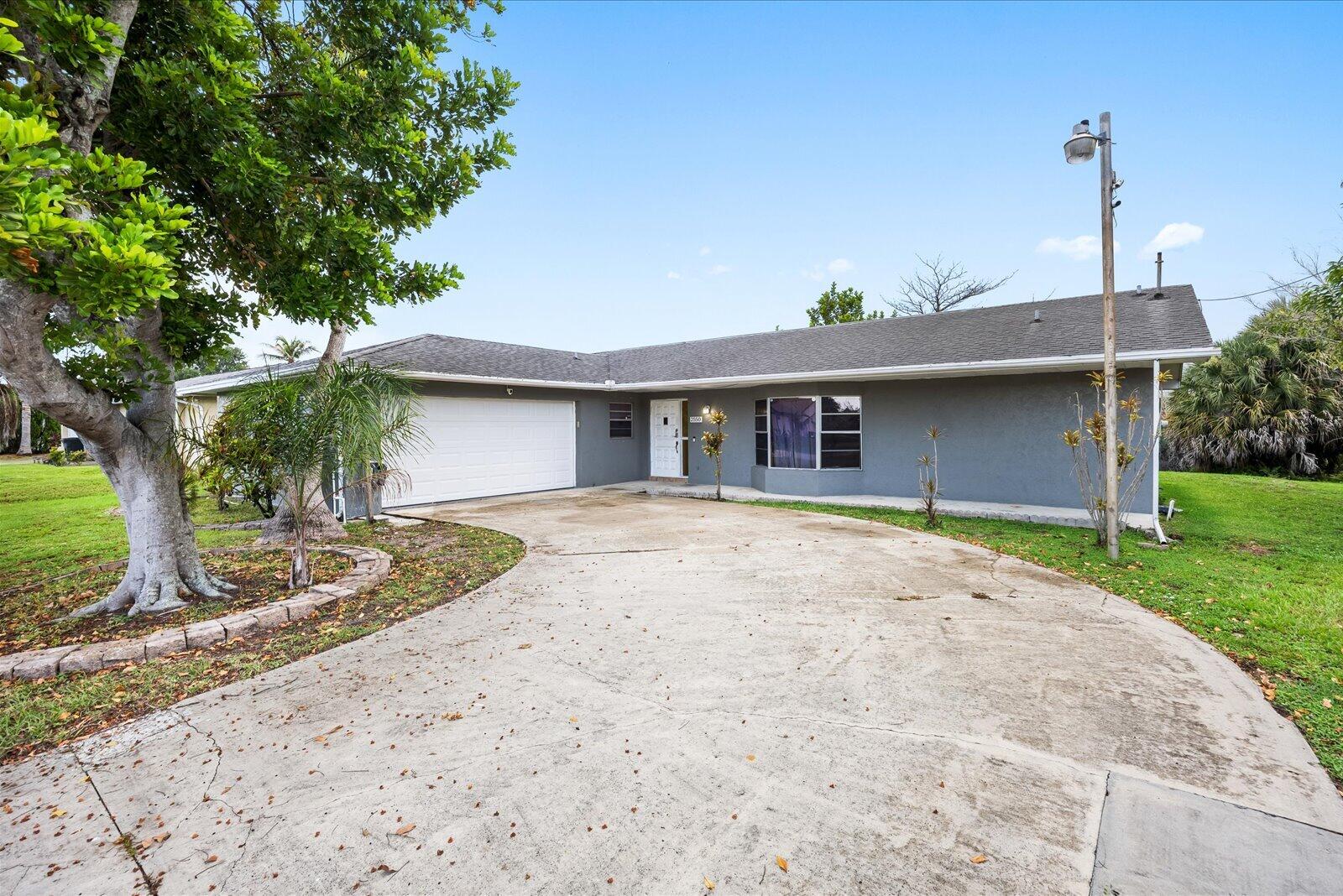 Foto de propiedad en 2550 SE Hemsing Street, FL 34984  con MLS# 