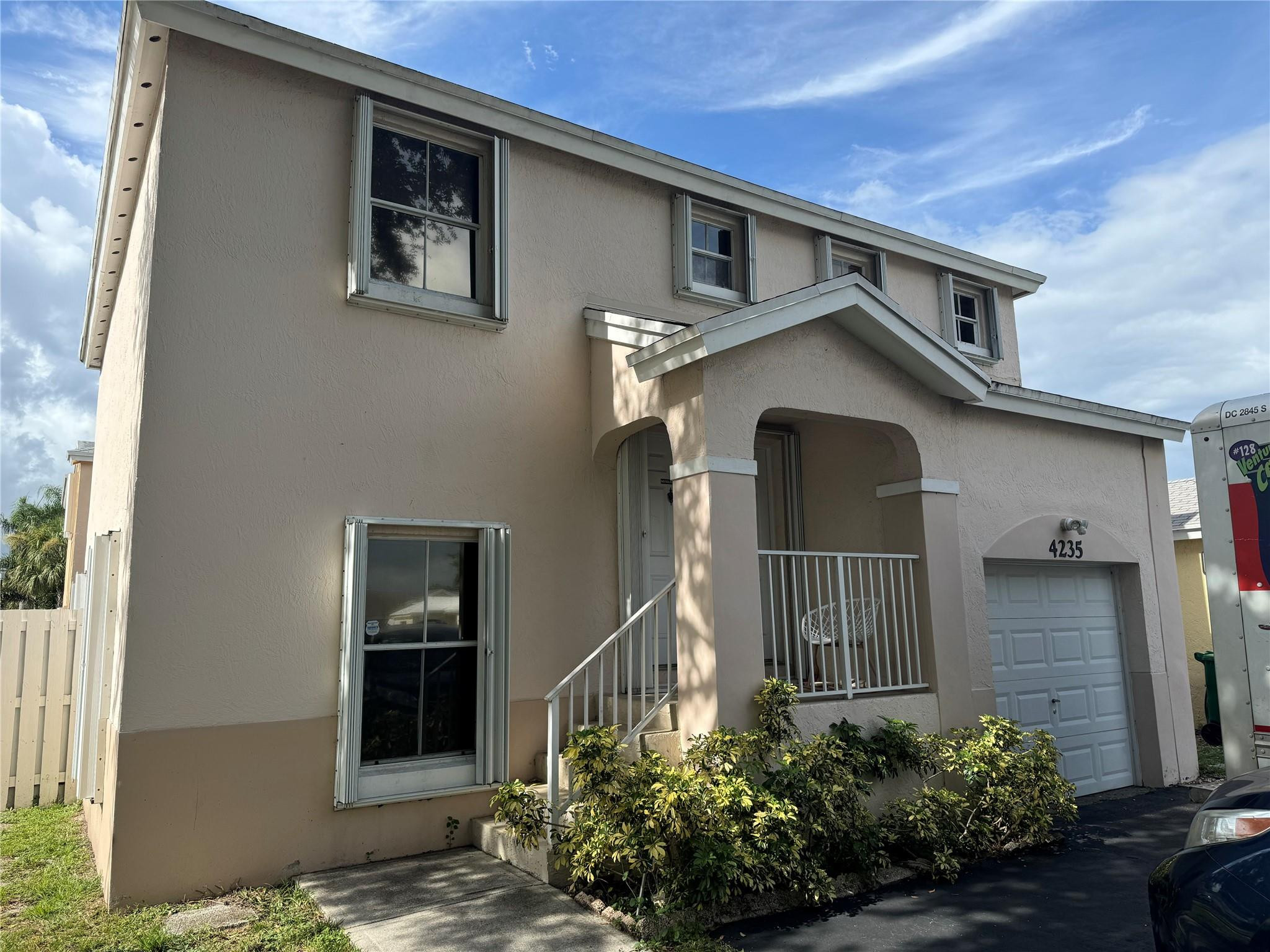 Foto de propiedad en 4235 SW 72nd Way, Davie, FL 33314 Davie con MLS# 