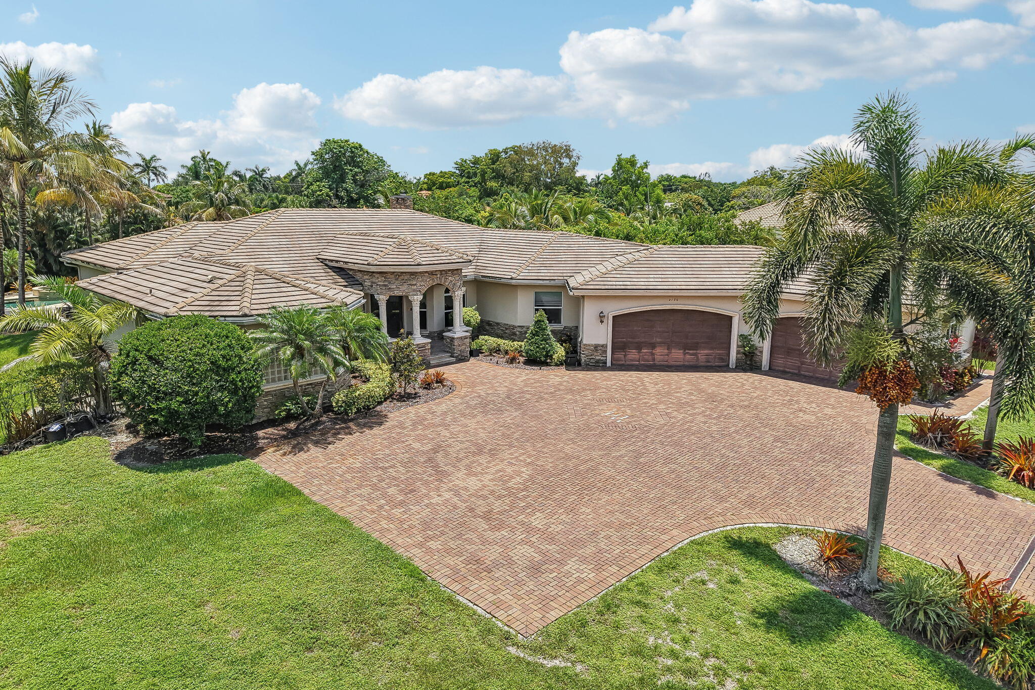 Foto de propiedad en 2130 SW 113th Avenue, Davie, FL 33325 Davie con MLS# 