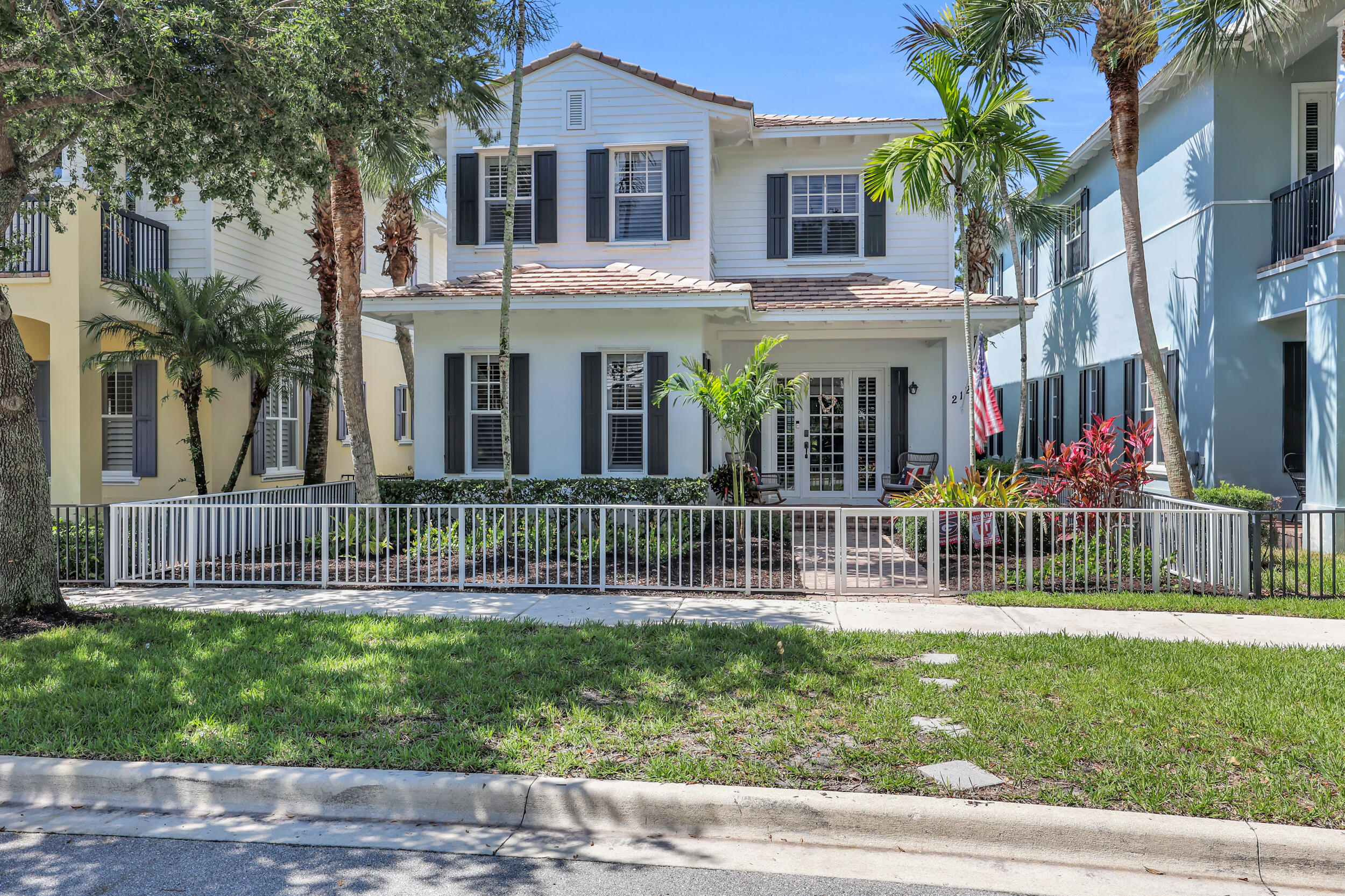 Foto de propiedad en 212 W Bay Cedar Circle, Jupiter, FL 33458 Jupiter con MLS# 