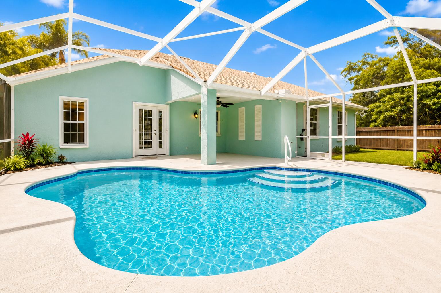 Foto de propiedad en 402 SE Strait Avenue, Port St. Lucie, FL 34983 Port St. Lucie con MLS# 