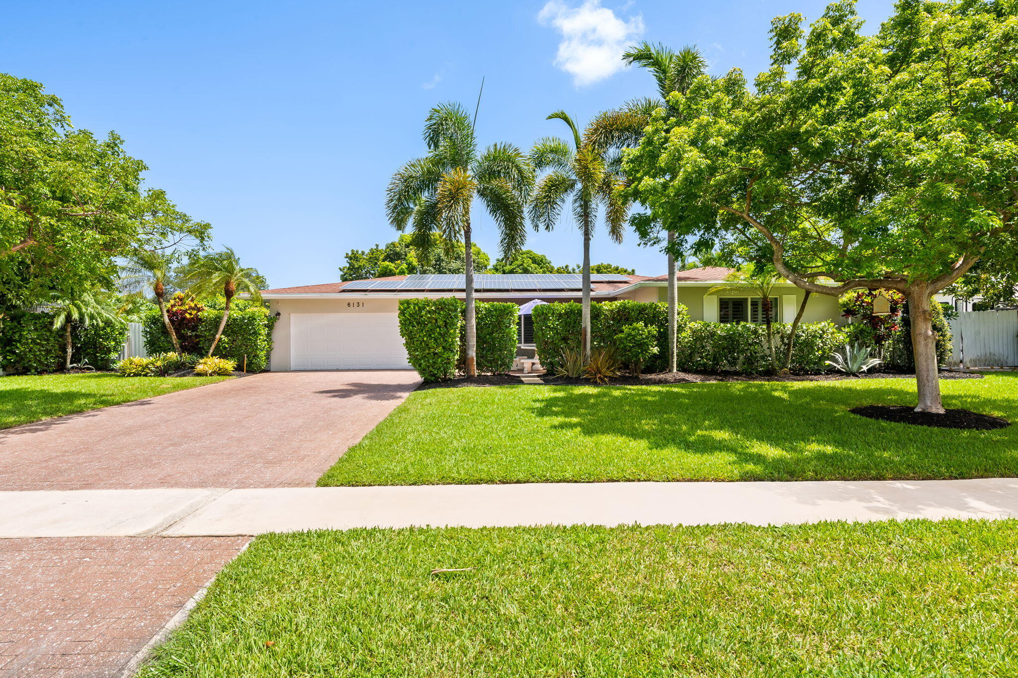 Foto de propiedad en 6131 SW 8th Street, Plantation, FL 33317 Plantation con MLS# 