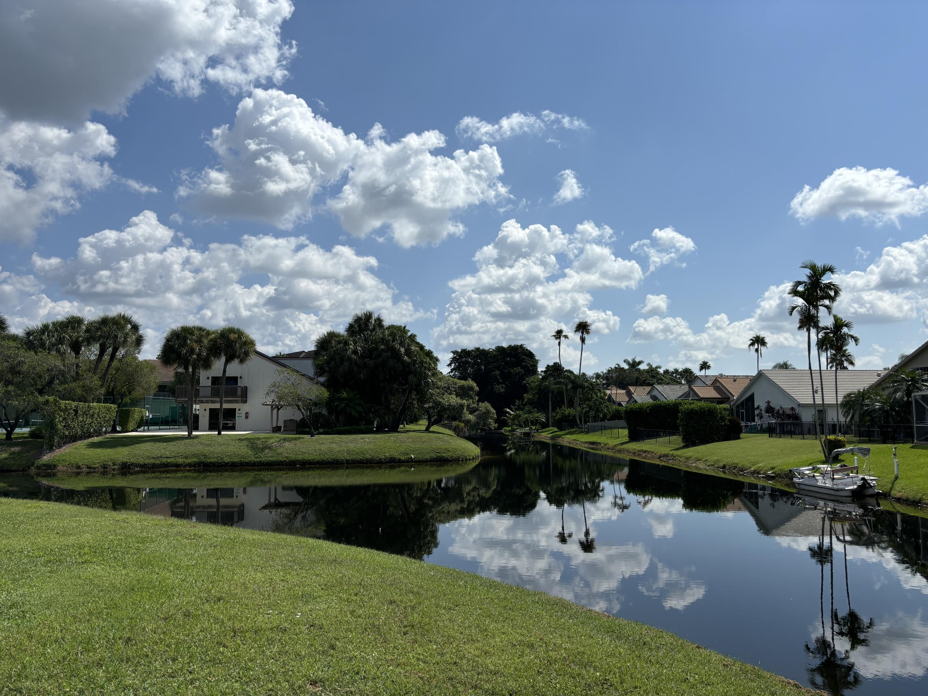 Foto de propiedad en 12692 Shoreline Drive 3B, Wellington, FL 33414 Wellington con MLS# 