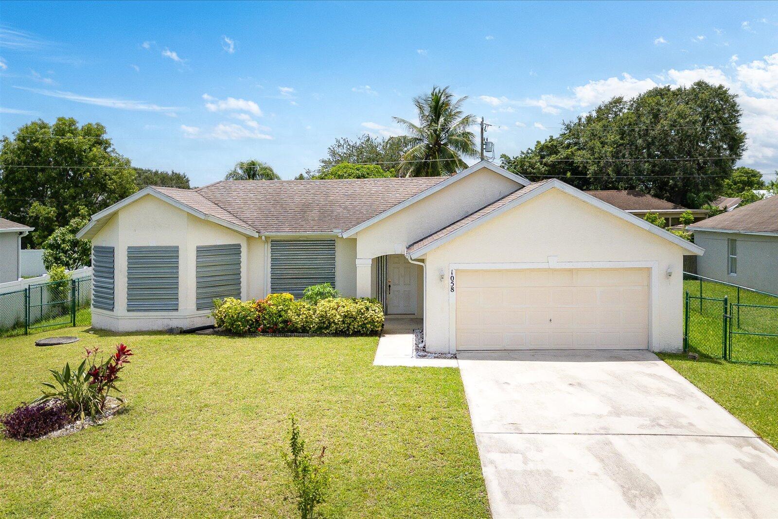 Foto de propiedad en 1058 SW Locke Avenue, Port St. Lucie, FL 34953 Port St. Lucie con MLS# 