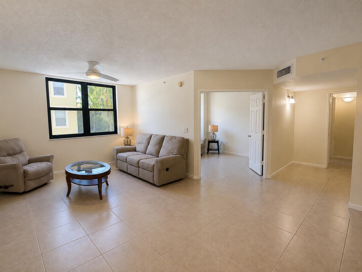Foto de propiedad en 651 Okeechobee Boulevard 302, West Palm Beach, FL 33401 West Palm Beach con MLS# 