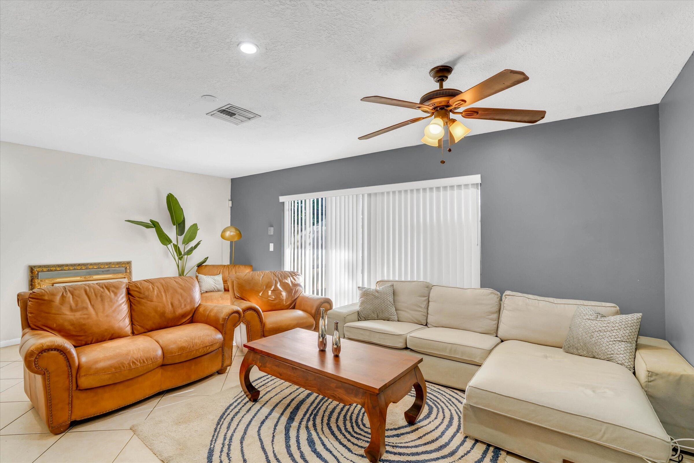 Foto de propiedad en 7357 NW 34th Street 7357, Lauderhill, FL 33319 Lauderhill con MLS# 