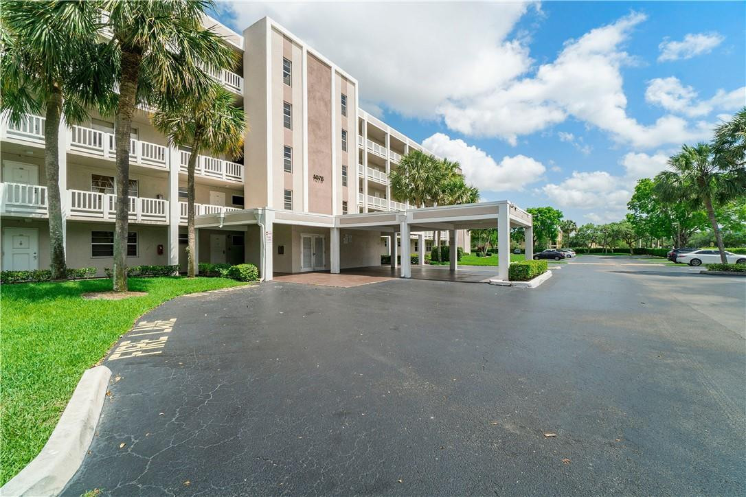 Foto de propiedad en 1075 RIVERSIDE Drive 508, Coral Springs, FL 33071 Coral Springs con MLS# 