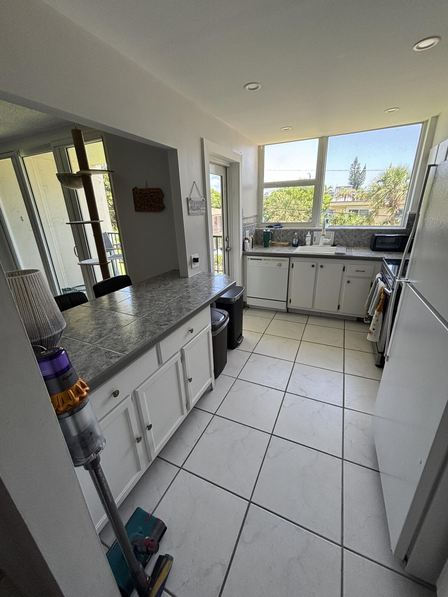 Foto de propiedad en 1238 HILLSBORO MILE 210, Hillsboro Beach, FL 33062 Hillsboro Beach con MLS# 