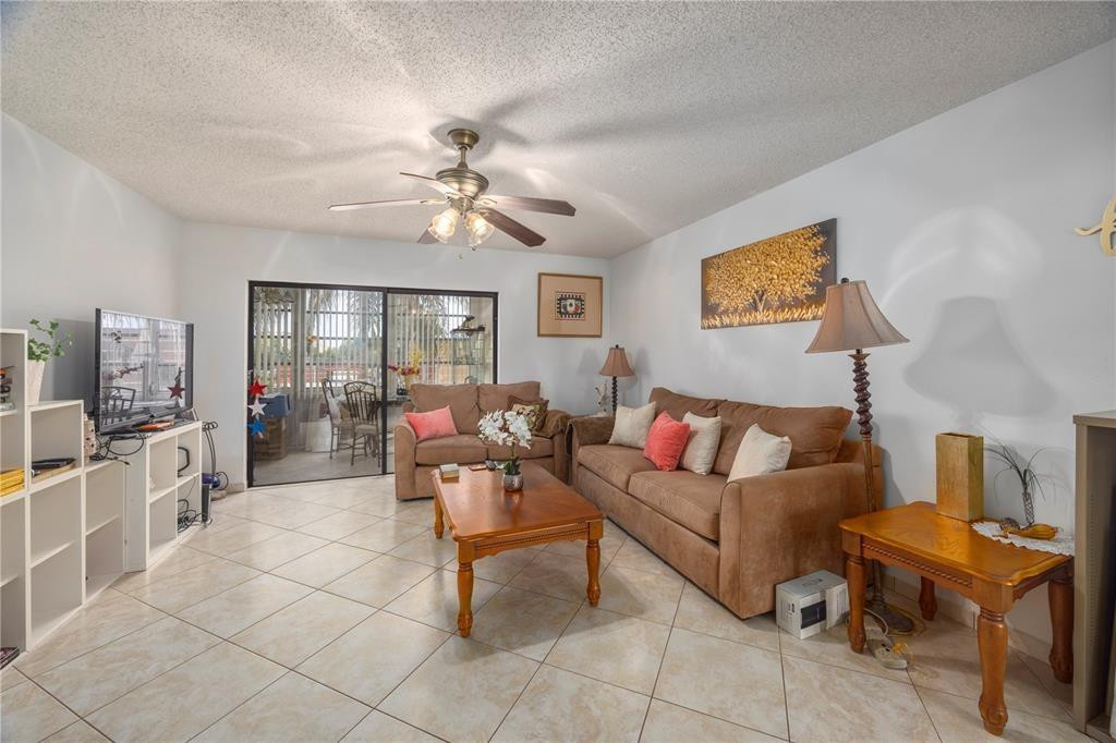 Foto de propiedad en 3990 NW 42nd Avenue 311, Lauderdale Lakes, FL 33319 Lauderdale Lakes con MLS# 
