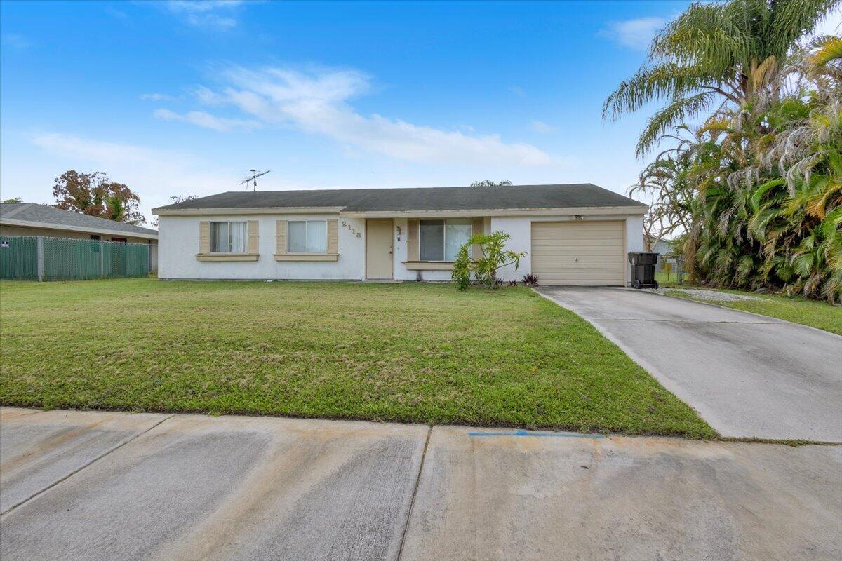Foto de propiedad en 2118 SW Airoso Boulevard, Port St. Lucie, FL 34984 Port St. Lucie con MLS# 