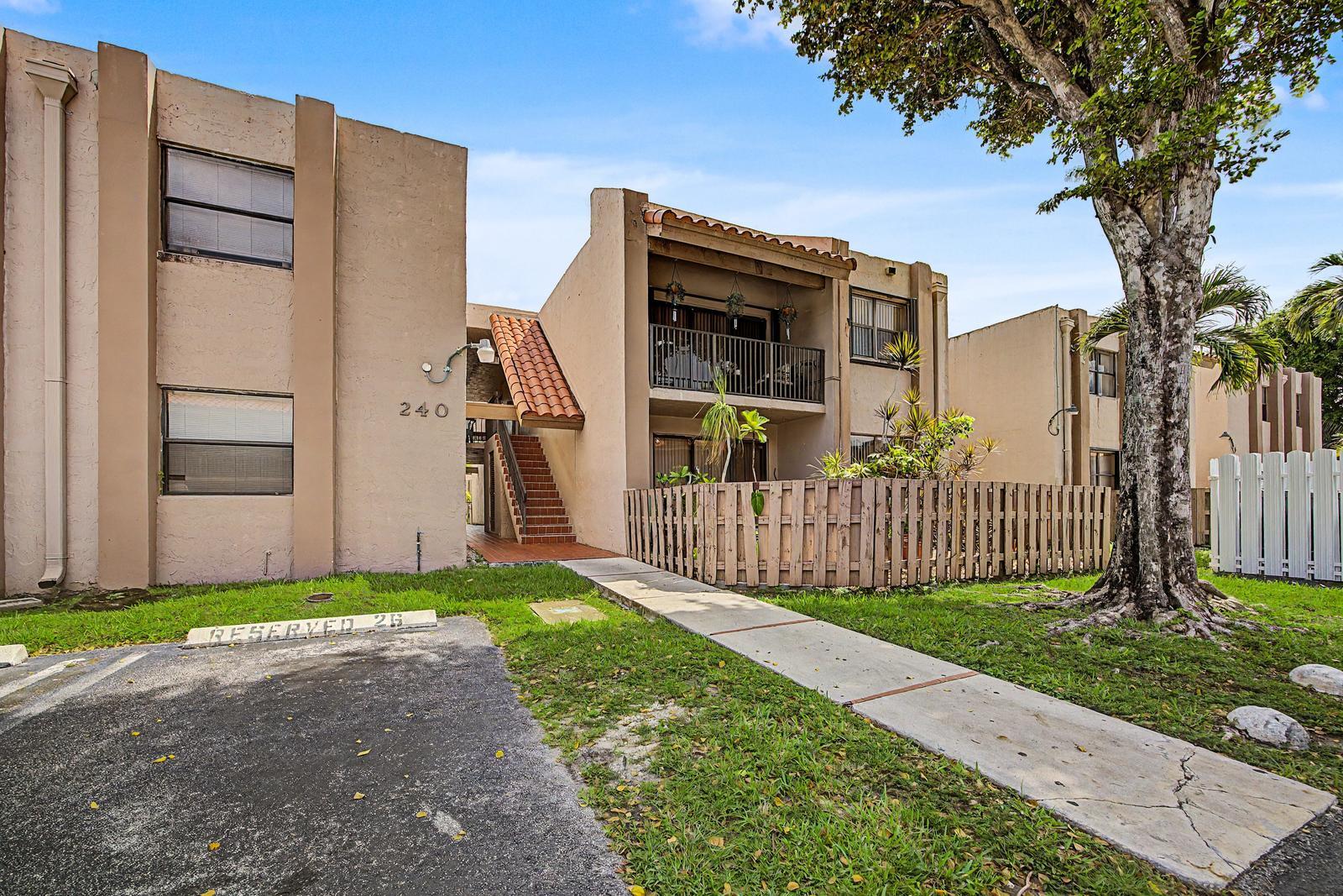 Foto de propiedad en 240 W Park Drive 201-4, Miami, FL 33172 Miami con MLS# 