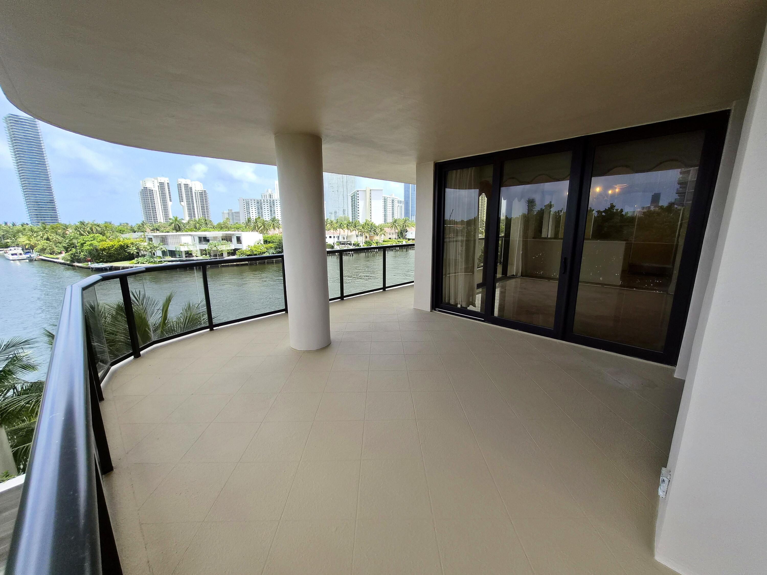 Foto de propiedad en 19667 Turnberry Way 4J, Aventura, FL 33180 Aventura con MLS# 