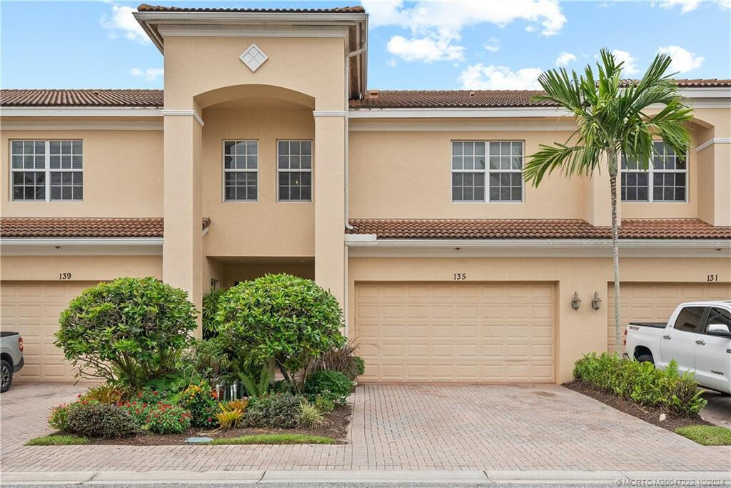 Foto de propiedad en 135 SW WALKING Path, Stuart, FL 34997 Stuart con MLS# 