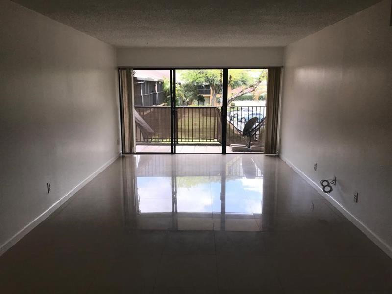 Foto de propiedad en 5825 Washington Street 40-B, Hollywood, FL 33023 Hollywood con MLS# 