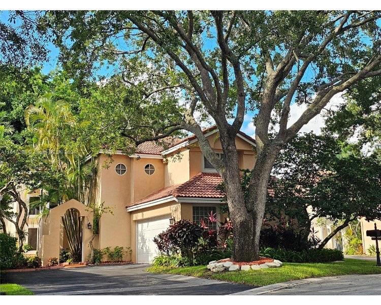 Foto de propiedad en 10019 NW 5 Street, Plantation, FL 33324 Plantation con MLS# 