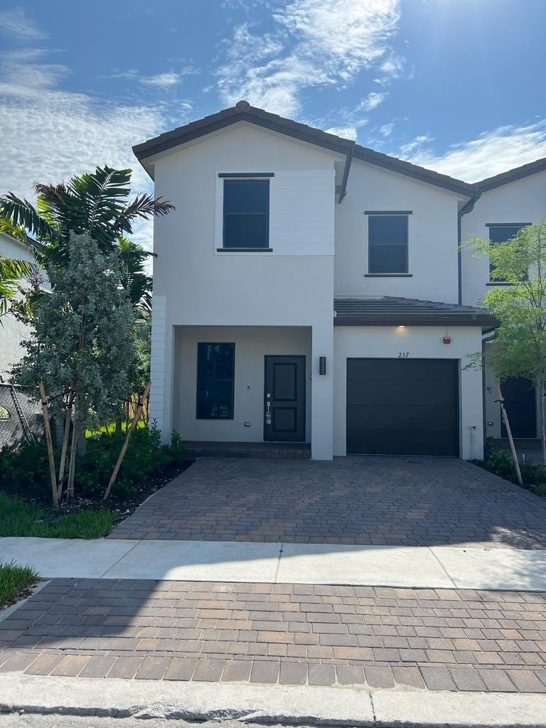 Foto de propiedad en 237 SW 159TH Way, Pembroke Pines, FL 33027 Pembroke Pines con MLS# 