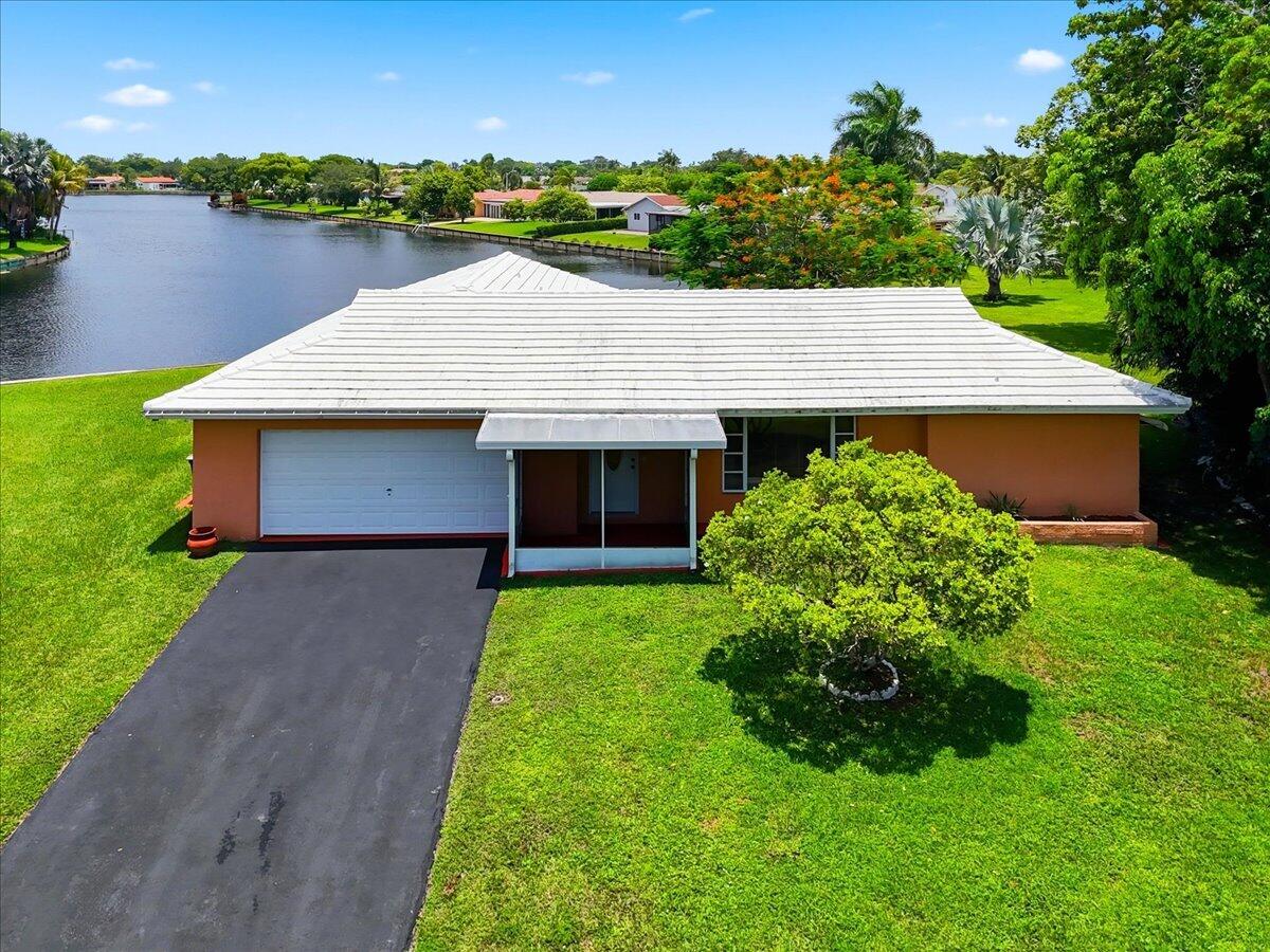 Foto de propiedad en 9401 NW 70 Place, Tamarac, FL 33321 Tamarac con MLS# 