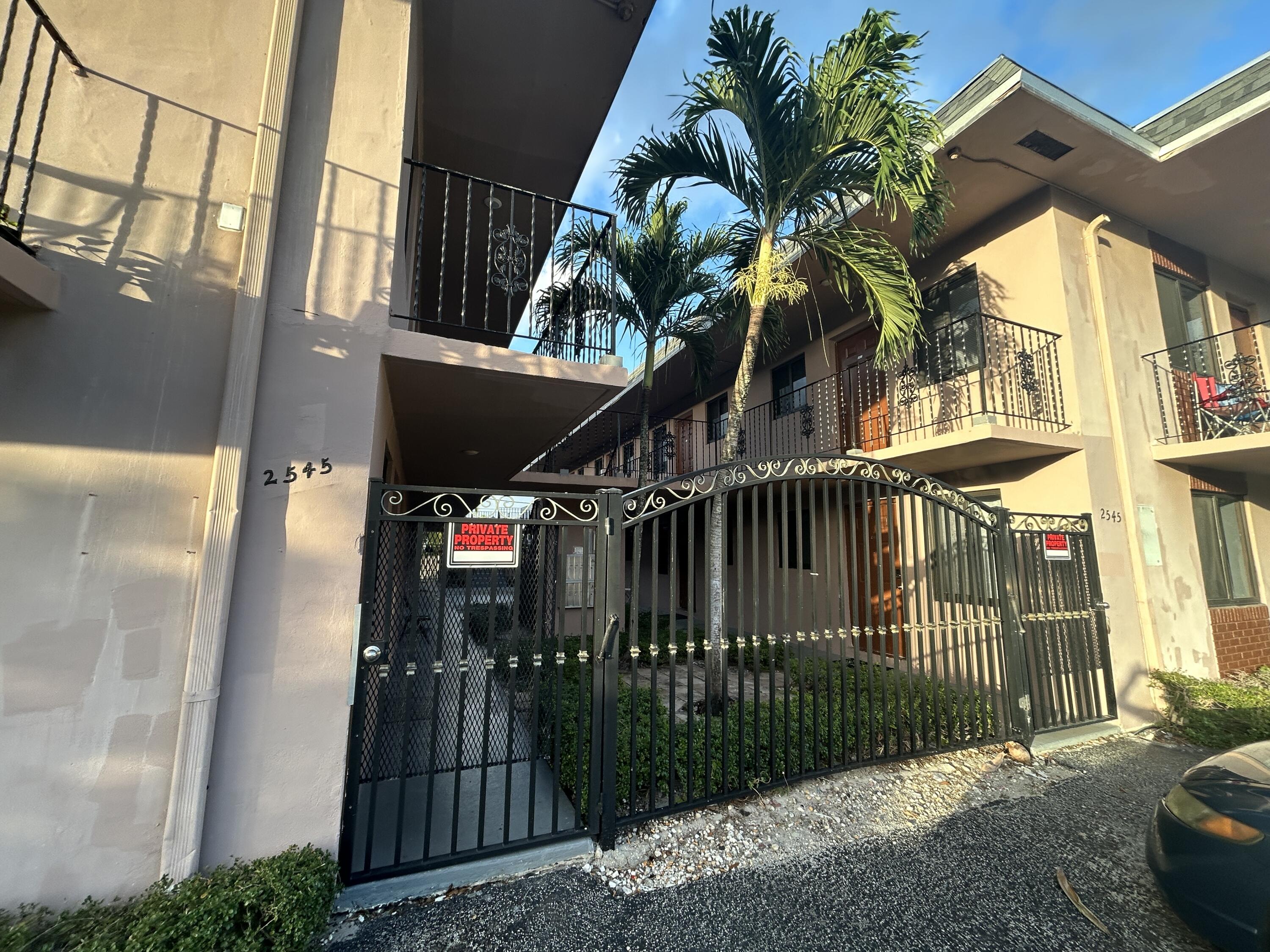 Foto de propiedad en 2545 Taft Street 104, Hollywood, FL 33020 Hollywood con MLS# 