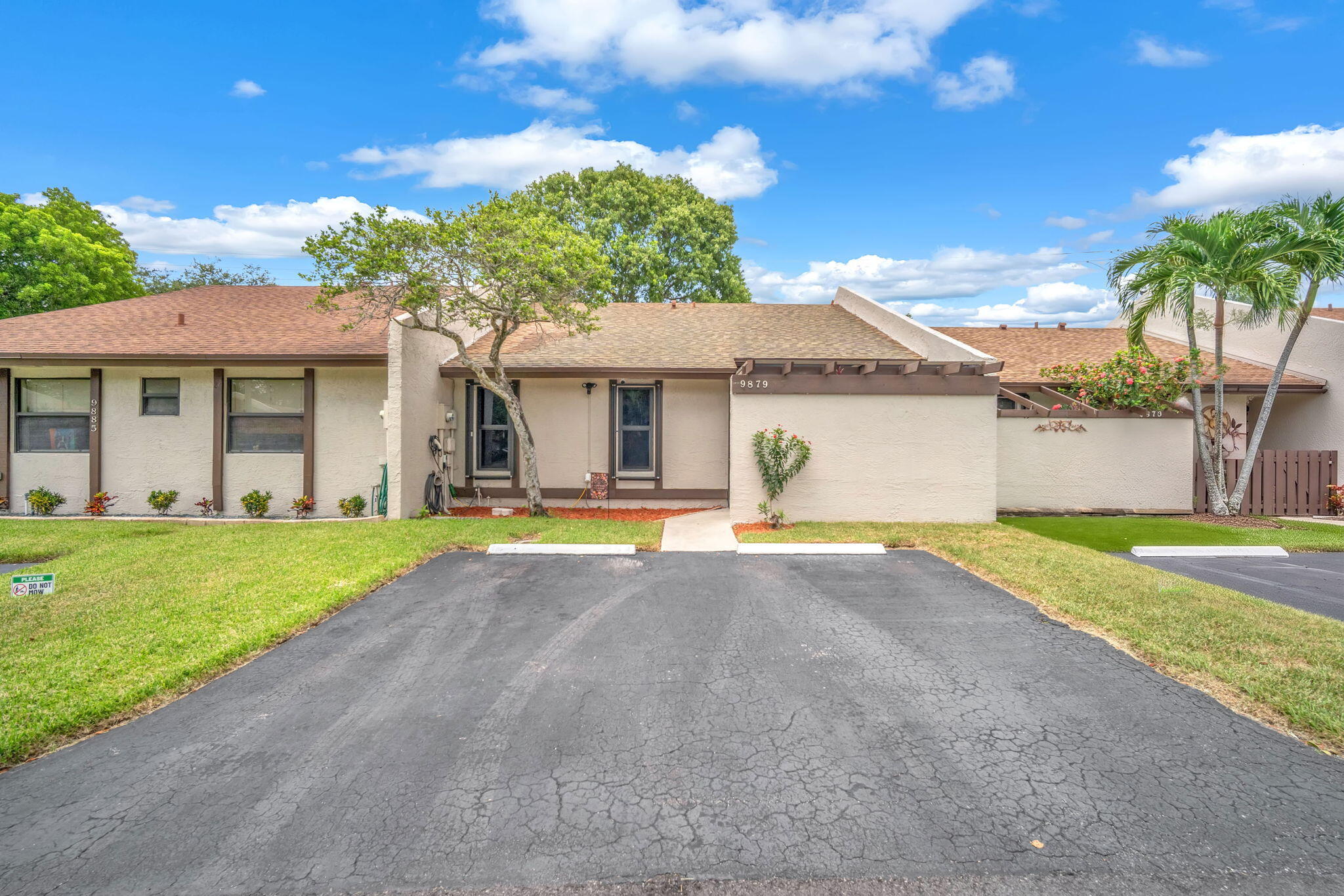 Foto de propiedad en 9879 NW 16TH Court, Pembroke Pines, FL 33024 Pembroke Pines con MLS# 