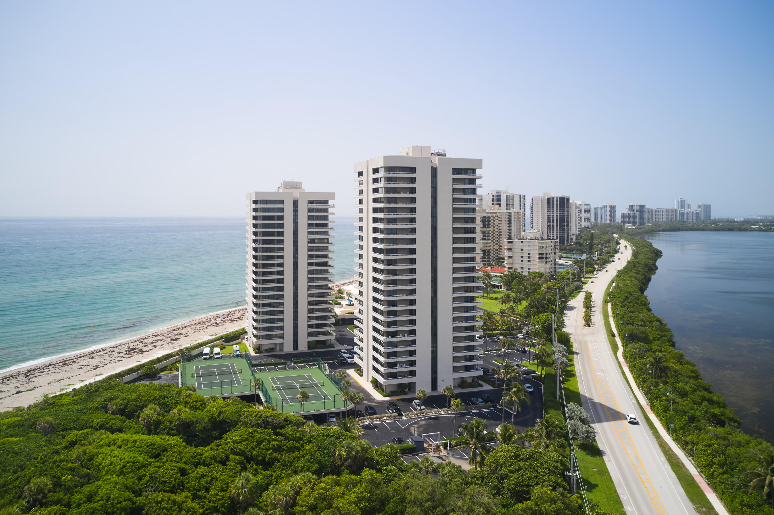 Foto de propiedad en 5550 N Ocean Drive 9D, Singer Island, FL 33404 Singer Island con MLS# 