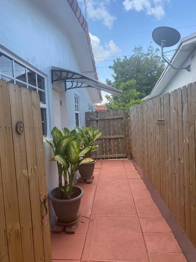 Foto de propiedad en 6764 AZALEA Drive, Miramar, FL 33023 Miramar con MLS# 