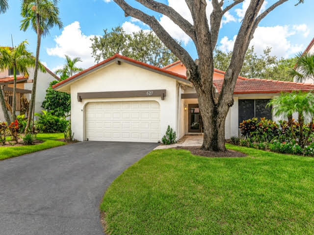 Foto de propiedad en 627 Hollows Circle, Deerfield Beach, FL 33442 Deerfield Beach con MLS# 