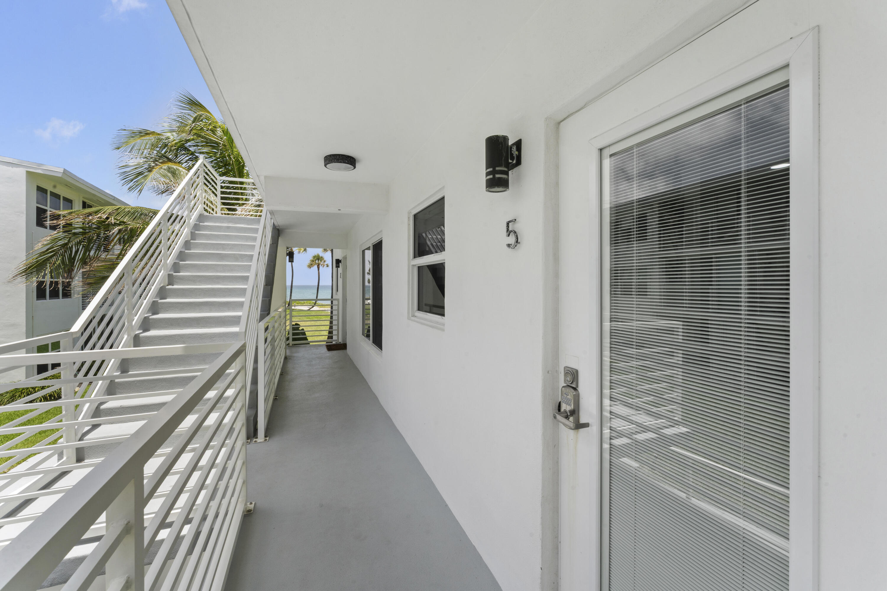 Foto de propiedad en 1041 Hillsboro Mile 5, Hillsboro Beach, FL 33062 Hillsboro Beach con MLS# 