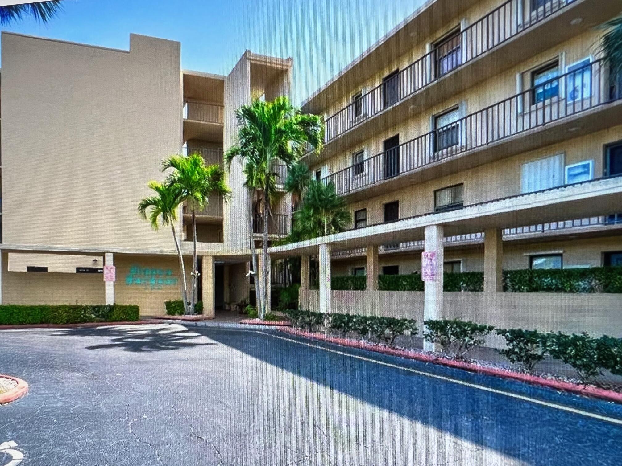 Foto de propiedad en 890 N Federal Highway 102, Lantana, FL 33462 Lantana con MLS# 
