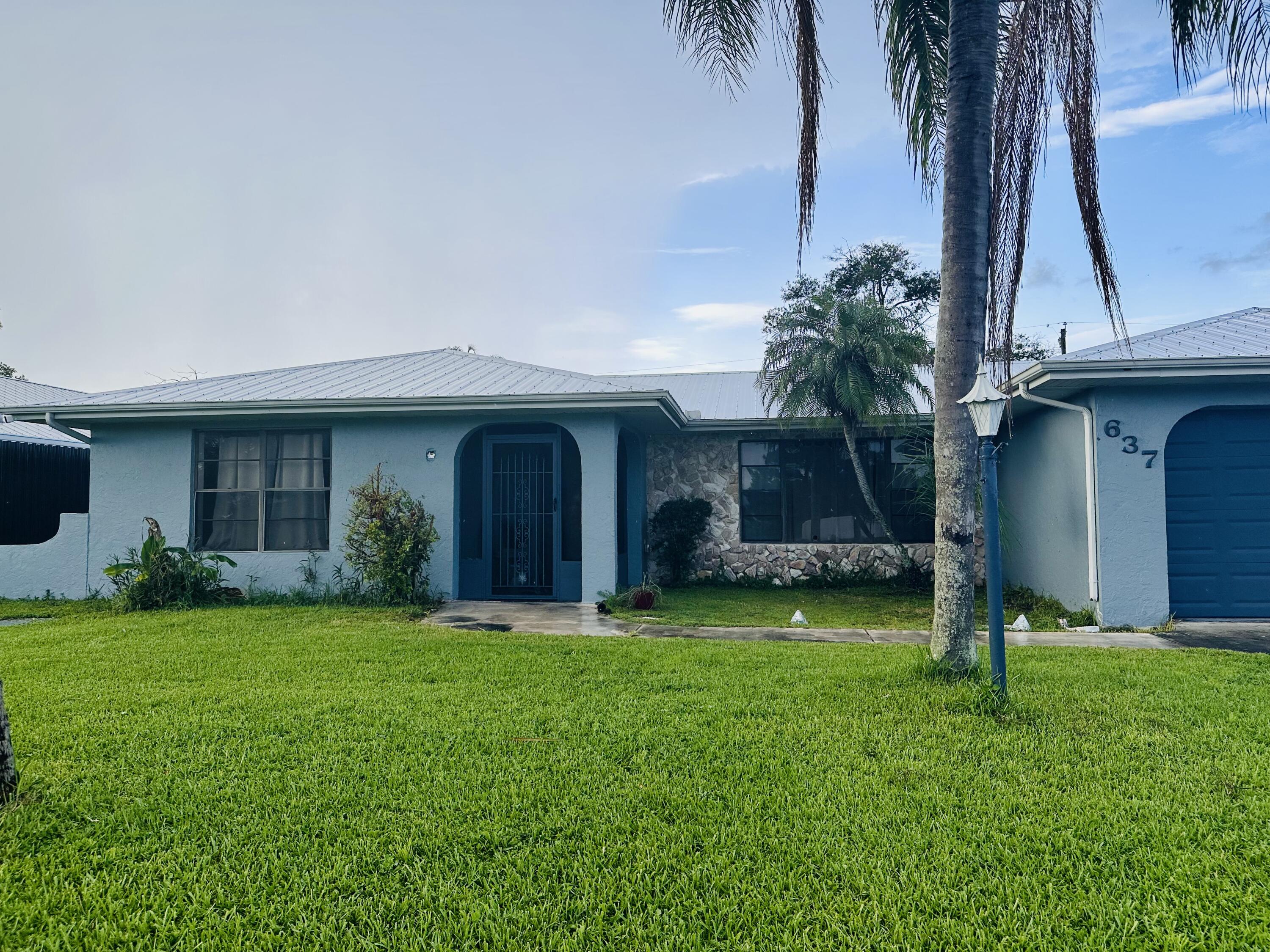 Foto de propiedad en 637 SE THORNHILL Drive, Port St. Lucie, FL 34983 Port St. Lucie con MLS# 