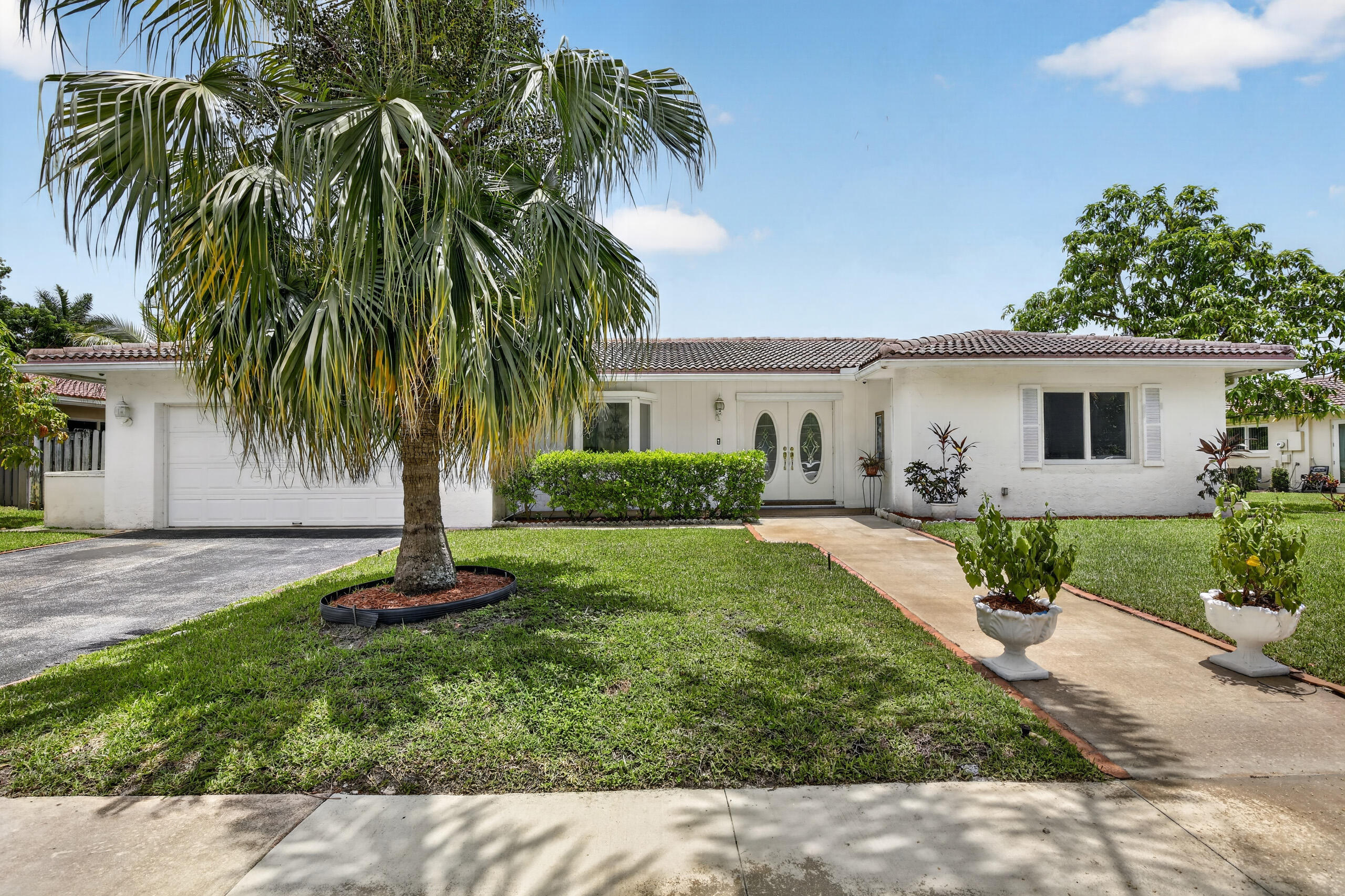 Foto de propiedad en 410 Bonaventure Boulevard, Weston, FL 33326 Weston con MLS# 