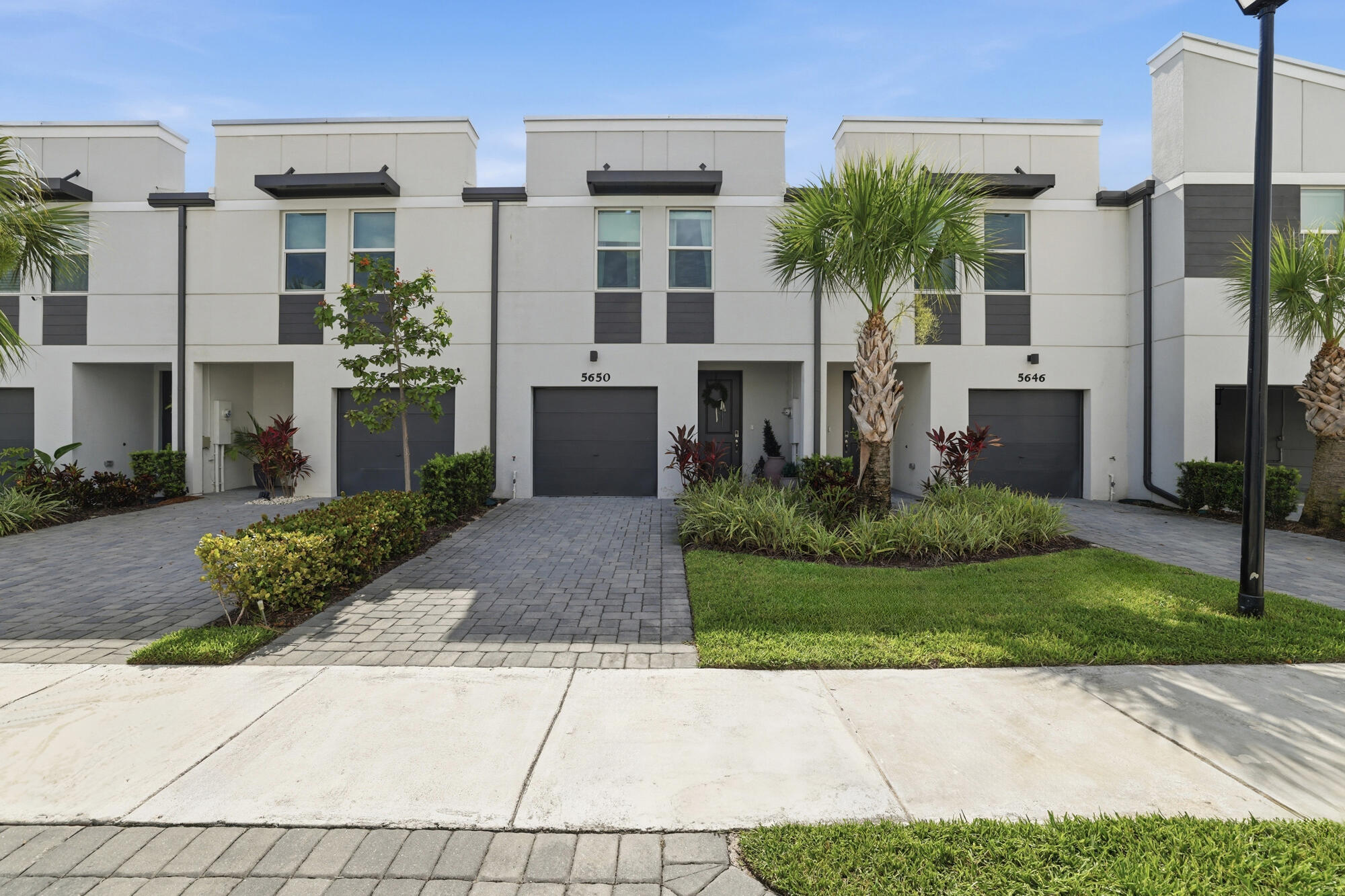 Foto de propiedad en 5650 Enclave Drive, Mangonia Park, FL 33407 Mangonia Park con MLS# 