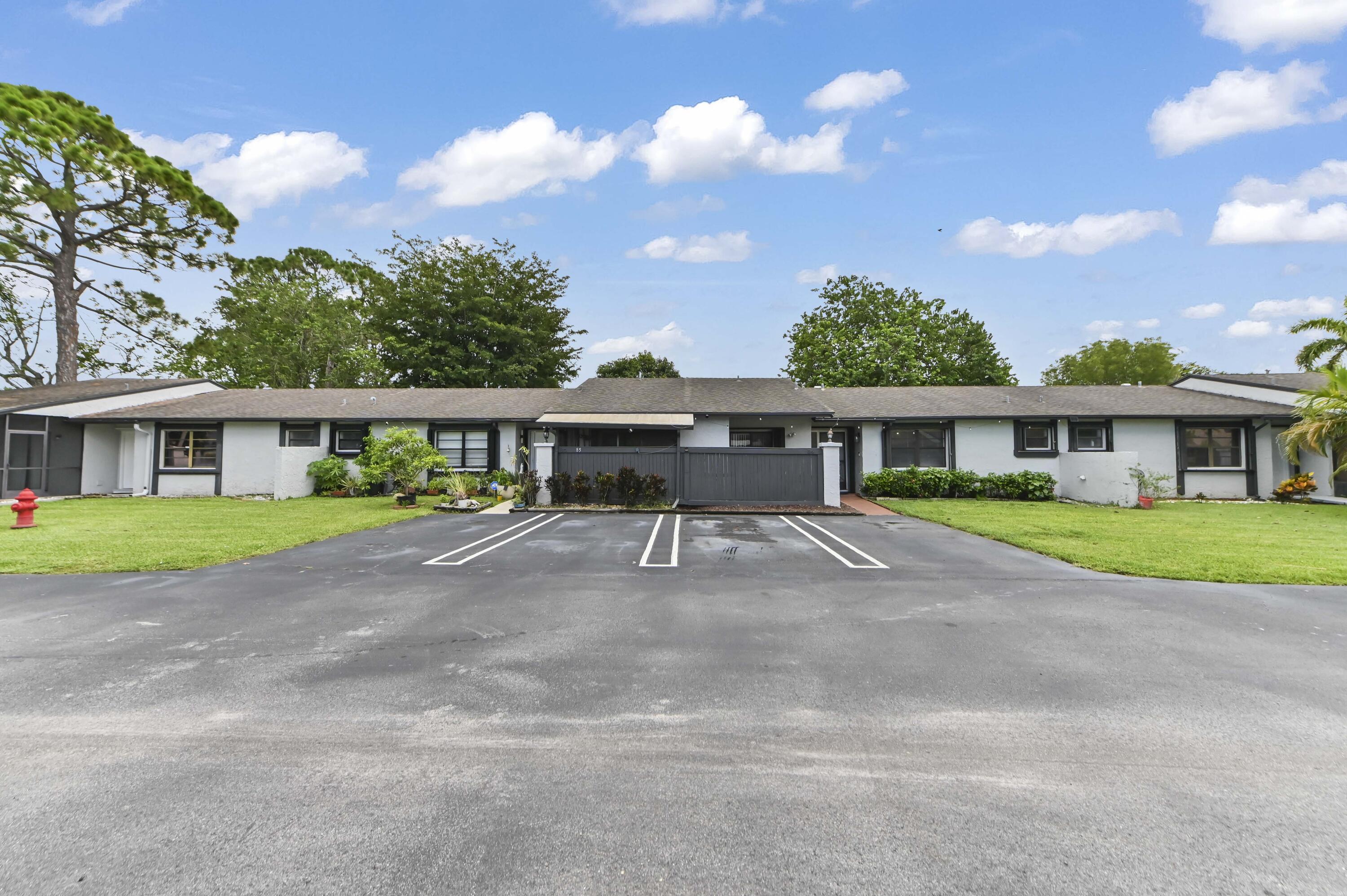 Foto de propiedad en 84 Conaskonk Circle, Royal Palm Beach, FL 33411 Royal Palm Beach con MLS# 