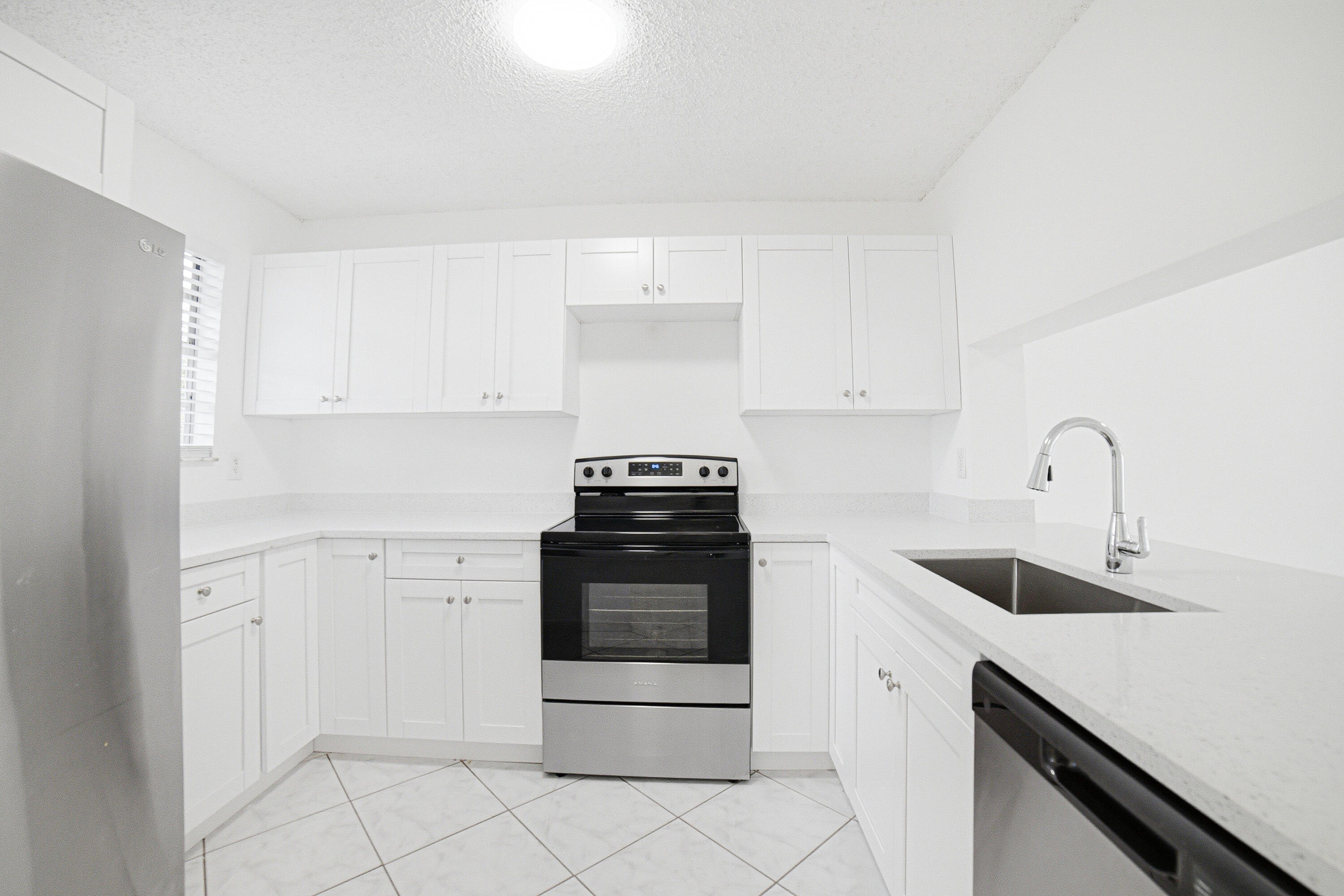 Foto de propiedad en 8207 FAIRWAY Road ., Sunrise, FL 33351 Sunrise con MLS# 